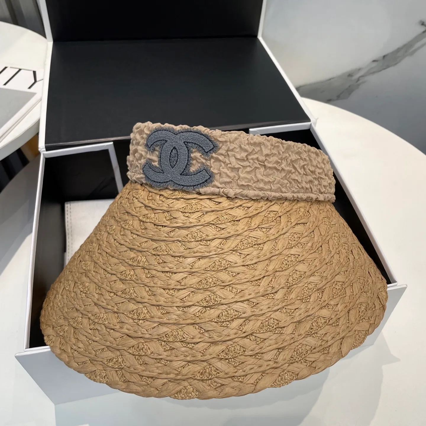 P70 Chanel's new hollow top hat, sweet style 💙Because the hat is hollow, you won't feel stuffy in summer and it doesn't pick up your hairstyle and face shape! The sun protection effect is no less than that of a professional sun protection cloth hat. Just buy the western style one🙄