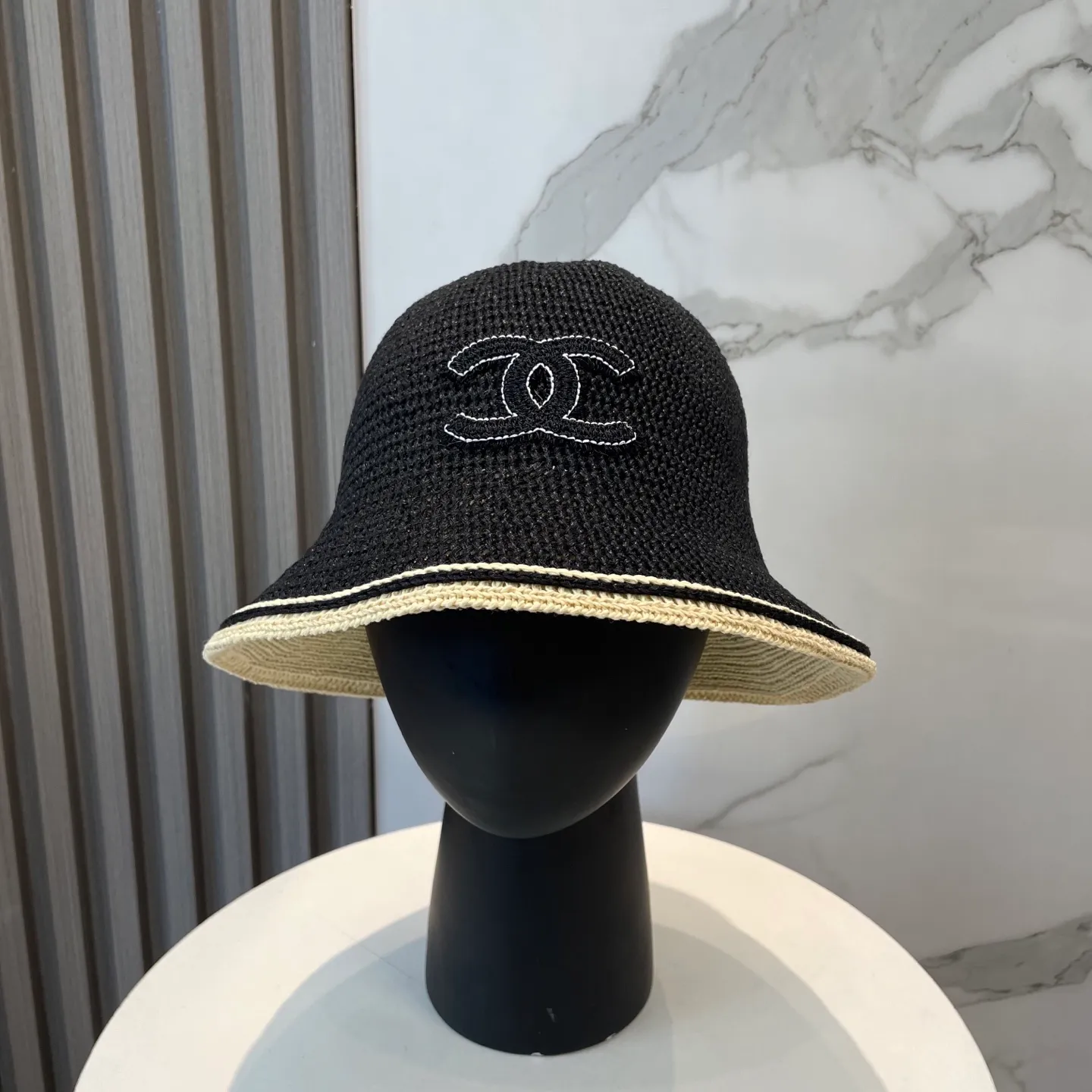 P66 CHANEL's new knitted basin hat, made of high density, a super tasteful knitted hat ~ the first choice for going out on the street! The shape of the hat is super nice, the color is perfect, and it’s light to carry! A must-have for little fairies🧚Head circumference 57cm