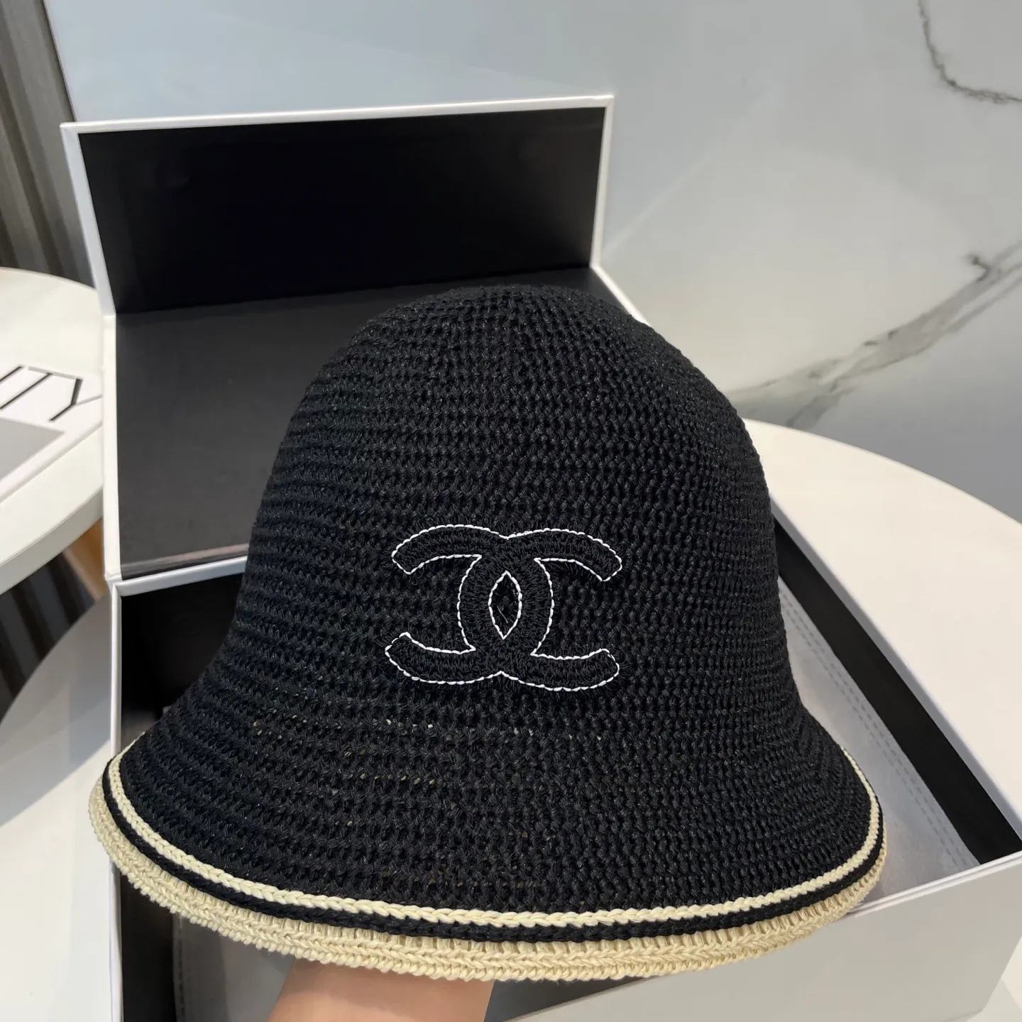 P66 CHANEL's new knitted basin hat, made of high density, a super tasteful knitted hat ~ the first choice for going out on the street! The shape of the hat is super nice, the color is perfect, and it’s light to carry! A must-have for little fairies🧚Head circumference 57cm