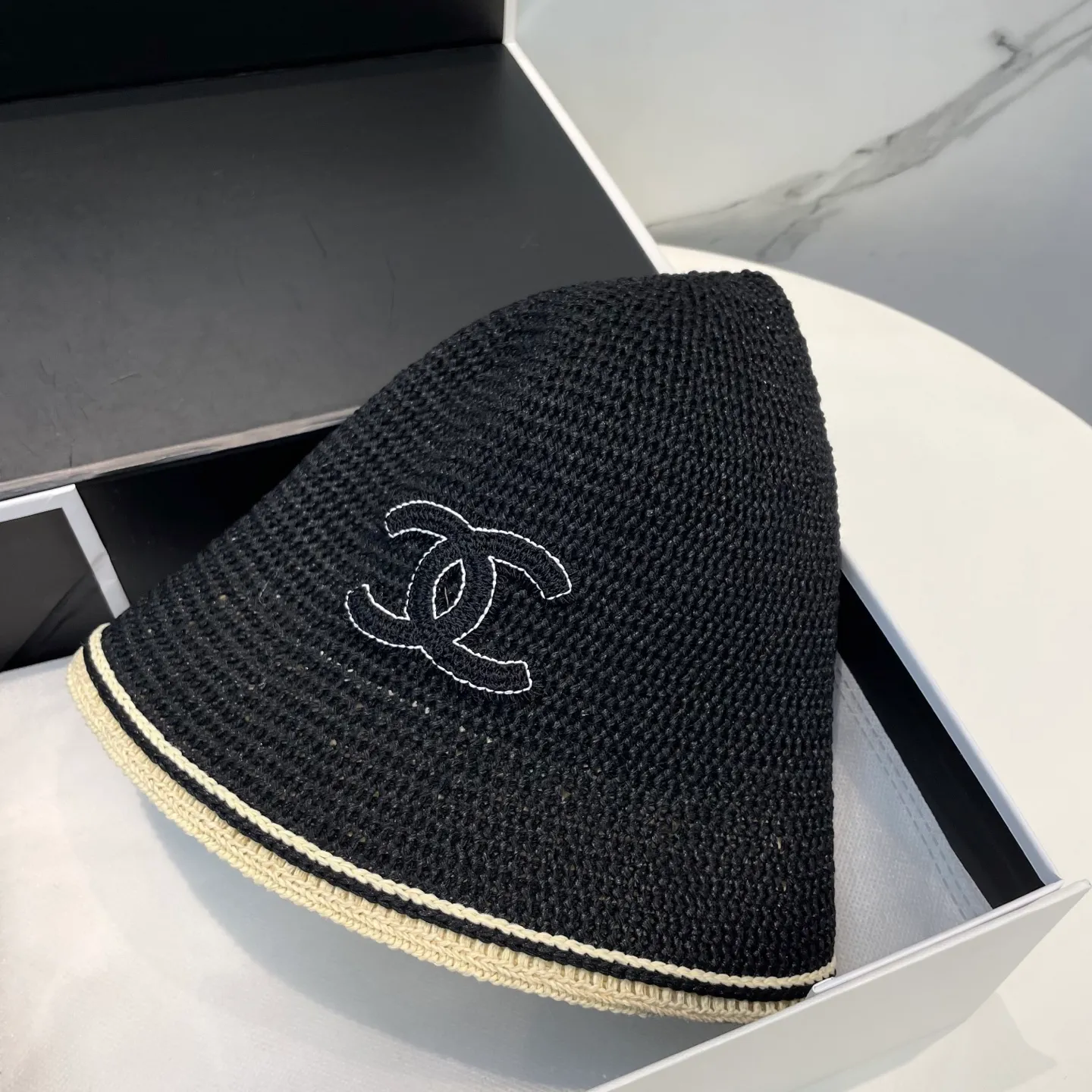 P66 CHANEL's new knitted basin hat, made of high density, a super tasteful knitted hat ~ the first choice for going out on the street! The shape of the hat is super nice, the color is perfect, and it’s light to carry! A must-have for little fairies🧚Head circumference 57cm