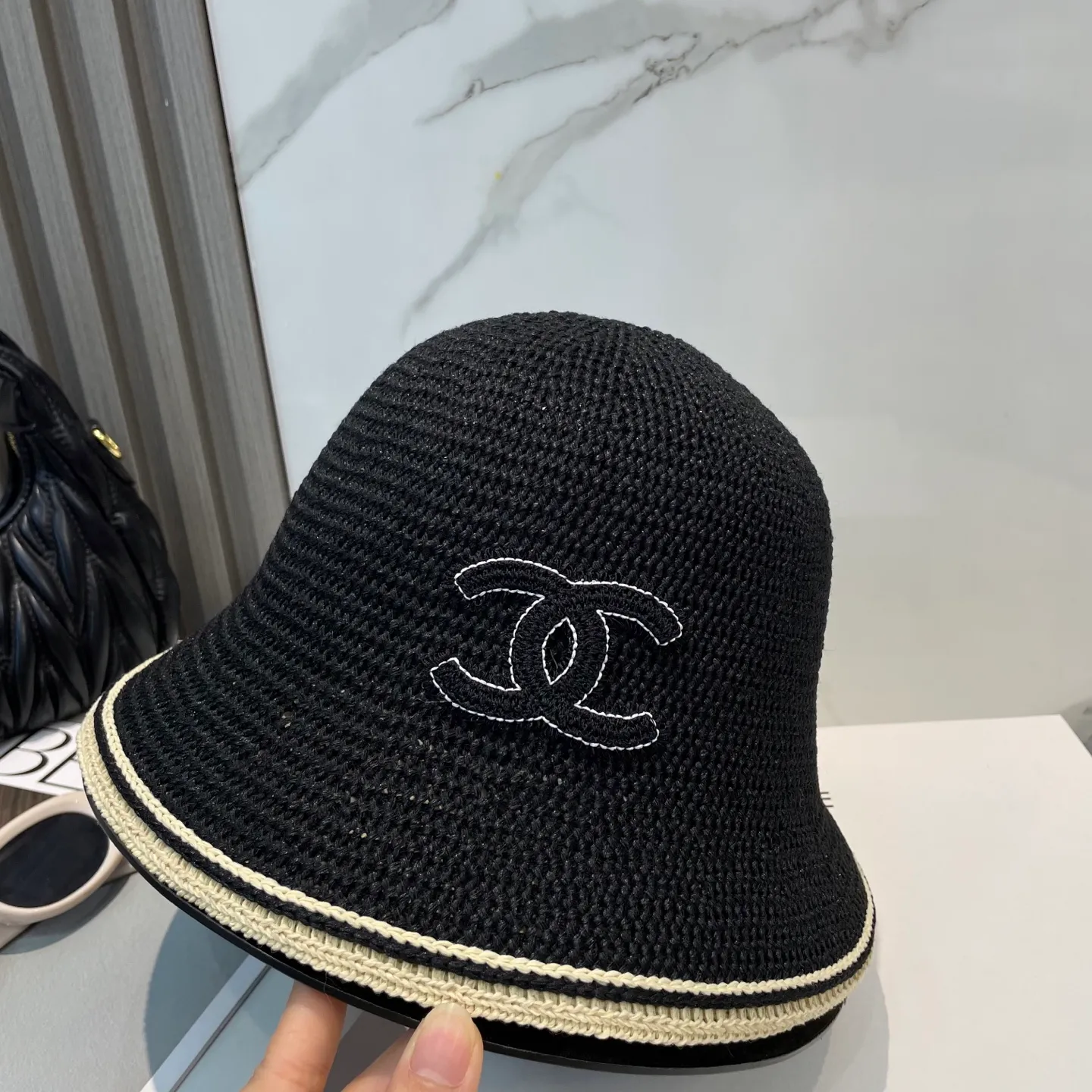 P66 CHANEL's new knitted basin hat, made of high density, a super tasteful knitted hat ~ the first choice for going out on the street! The shape of the hat is super nice, the color is perfect, and it’s light to carry! A must-have for little fairies🧚Head circumference 57cm