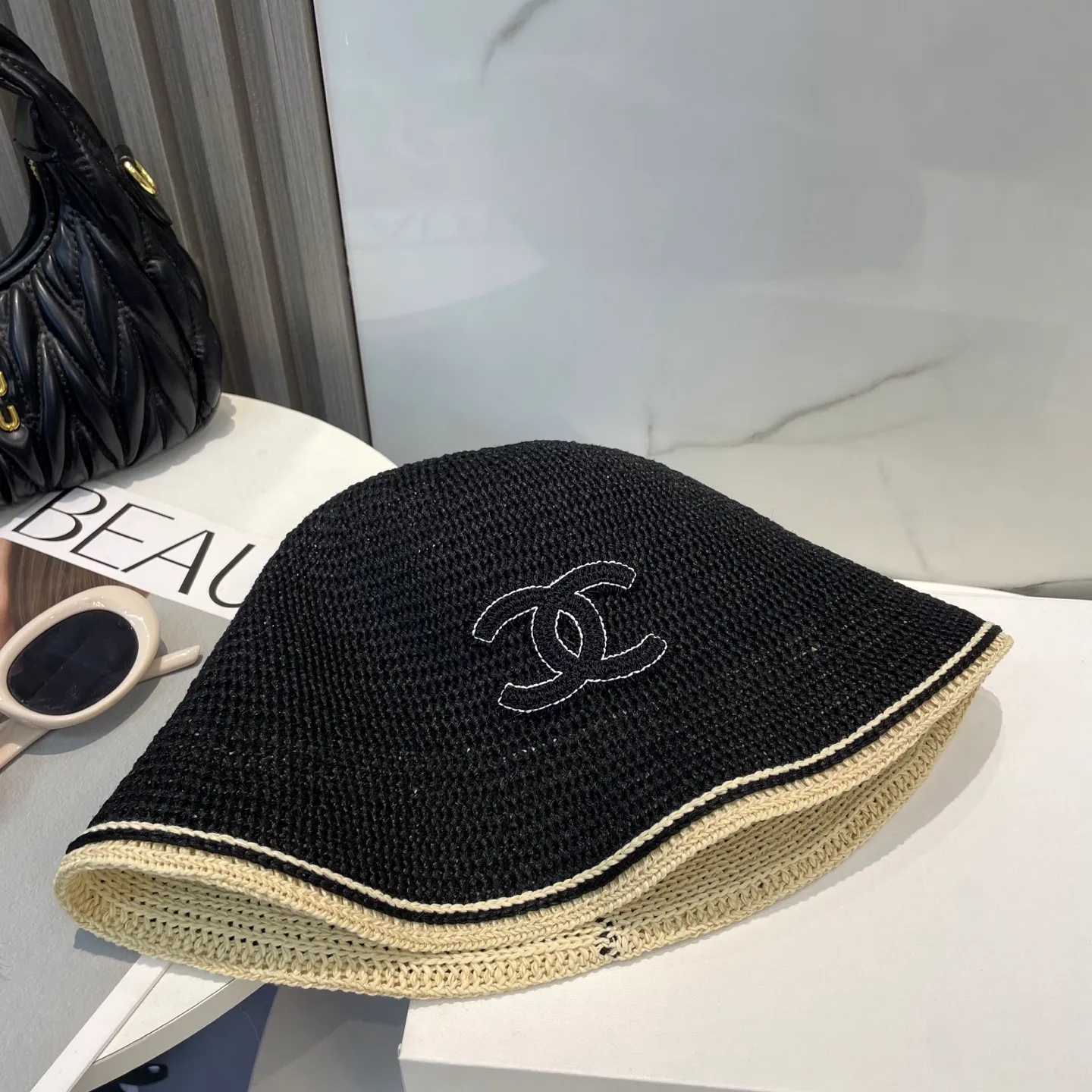 P66 CHANEL's new knitted basin hat, made of high density, a super tasteful knitted hat ~ the first choice for going out on the street! The shape of the hat is super nice, the color is perfect, and it’s light to carry! A must-have for little fairies🧚Head circumference 57cm