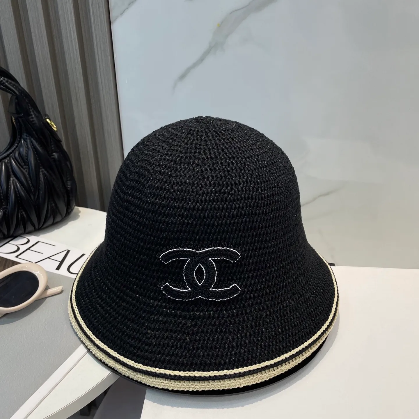 P66 CHANEL's new knitted basin hat, made of high density, a super tasteful knitted hat ~ the first choice for going out on the street! The shape of the hat is super nice, the color is perfect, and it’s light to carry! A must-have for little fairies🧚Head circumference 57cm