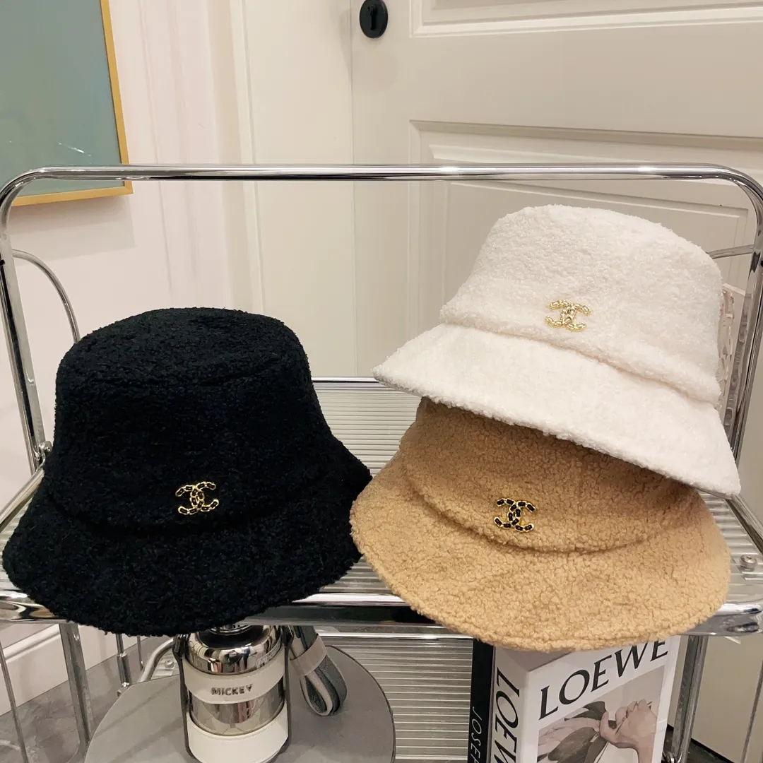 Special batch of 60 CHANE* Chanel lamb wool bucket hats, warm bucket hats for autumn and winter. Simple and versatile hat shape, painted small double C logo, good-looking and textured. Versatile and age-reducing style, must-have fragrance powder