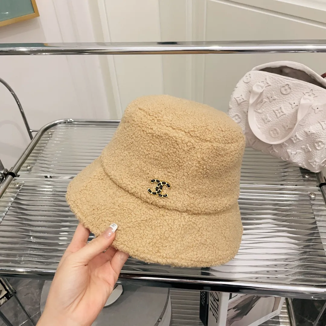Special batch of 60 CHANE* Chanel lamb wool bucket hats, warm bucket hats for autumn and winter. Simple and versatile hat shape, painted small double C logo, good-looking and textured. Versatile and age-reducing style, must-have fragrance powder