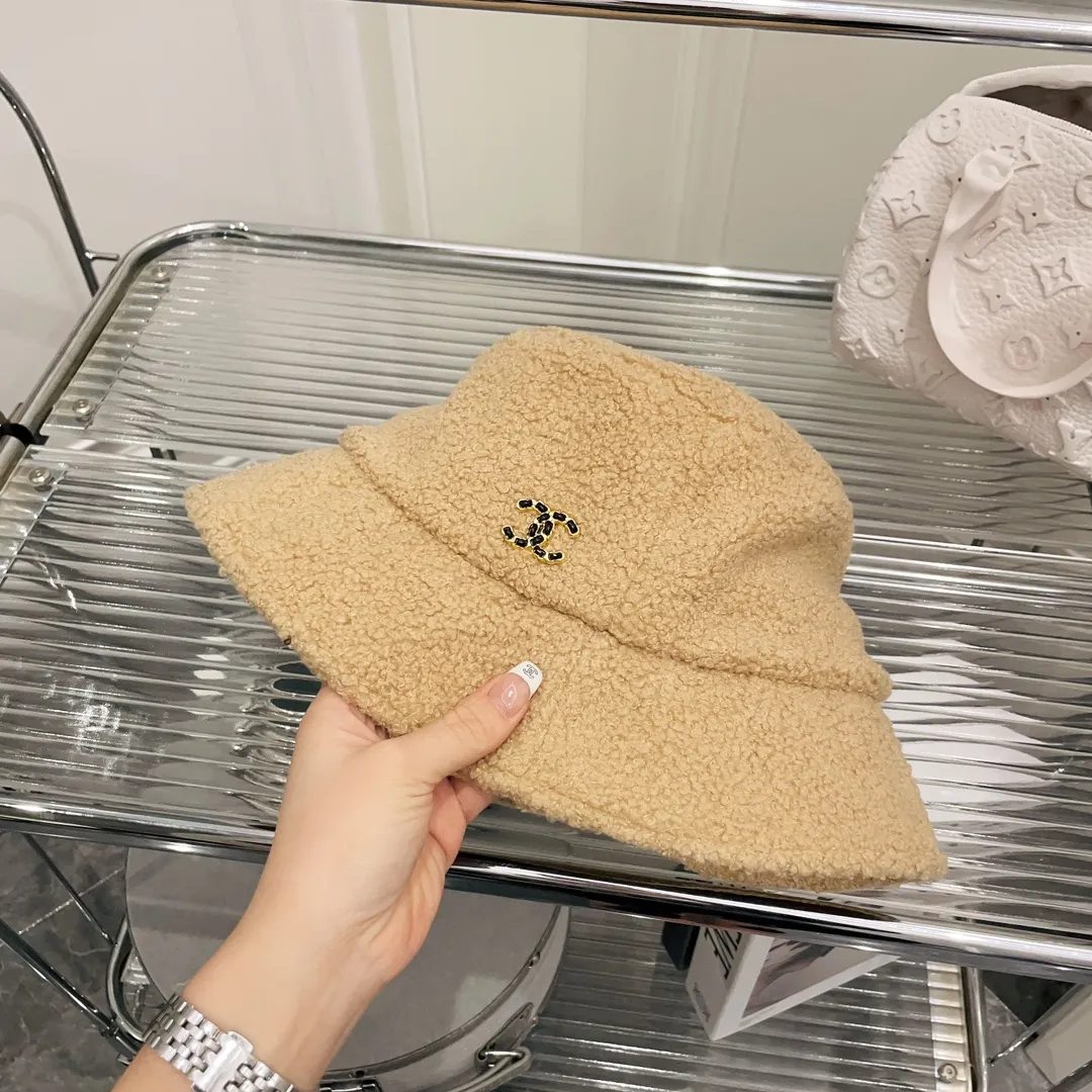 Special batch of 60 CHANE* Chanel lamb wool bucket hats, warm bucket hats for autumn and winter. Simple and versatile hat shape, painted small double C logo, good-looking and textured. Versatile and age-reducing style, must-have fragrance powder
