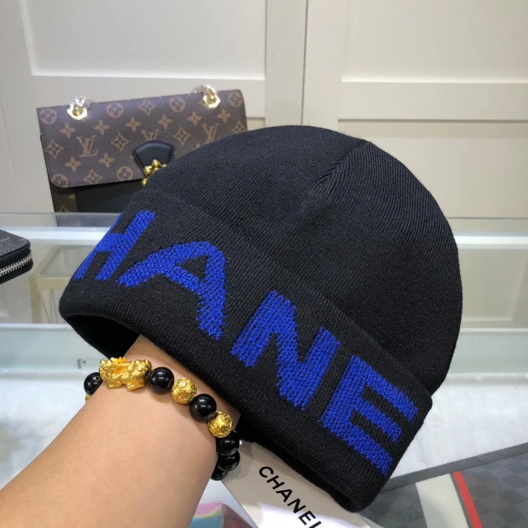 P50 CHANEL double-layer cashmere wool knitted hat, Xiaohongshu recommends that the official website purchase price is 4980 per hat, the quality is excellent, the combination of the autumn and winter big logo is really perfect, and the design style is even more noble! Order quickly
