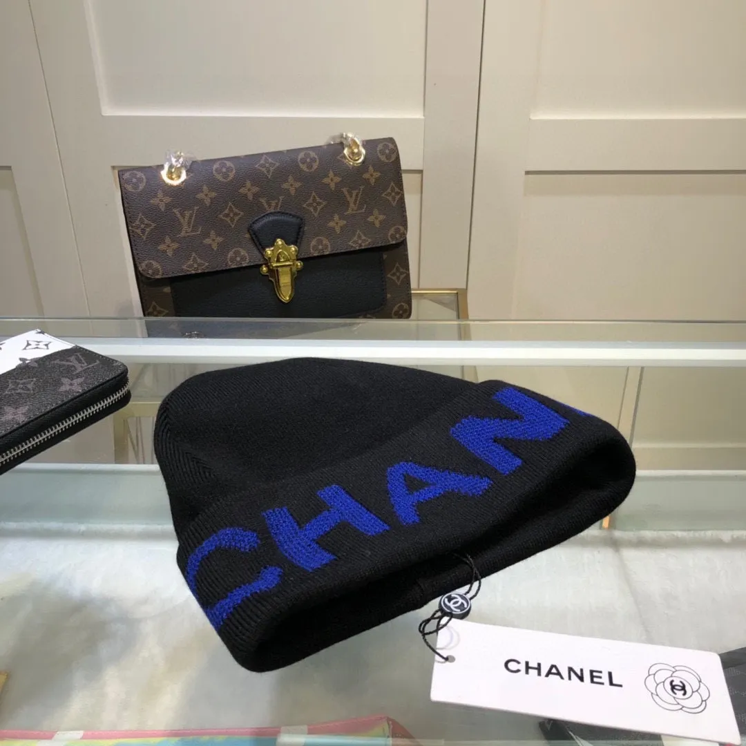 P50 CHANEL double-layer cashmere wool knitted hat, Xiaohongshu recommends that the official website purchase price is 4980 per hat, the quality is excellent, the combination of the autumn and winter big logo is really perfect, and the design style is even more noble! Order quickly