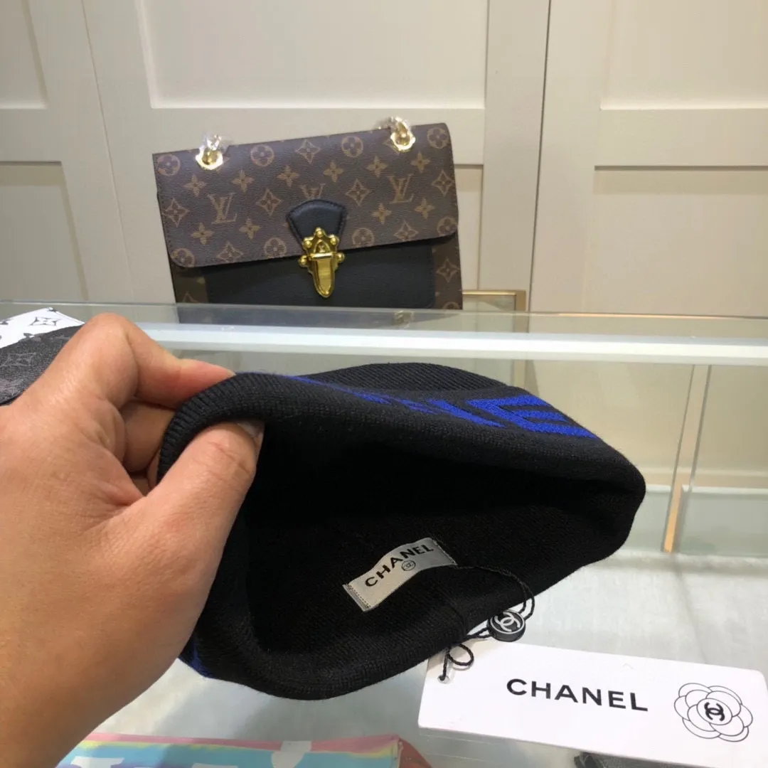 P50 CHANEL double-layer cashmere wool knitted hat, Xiaohongshu recommends that the official website purchase price is 4980 per hat, the quality is excellent, the combination of the autumn and winter big logo is really perfect, and the design style is even more noble! Order quickly