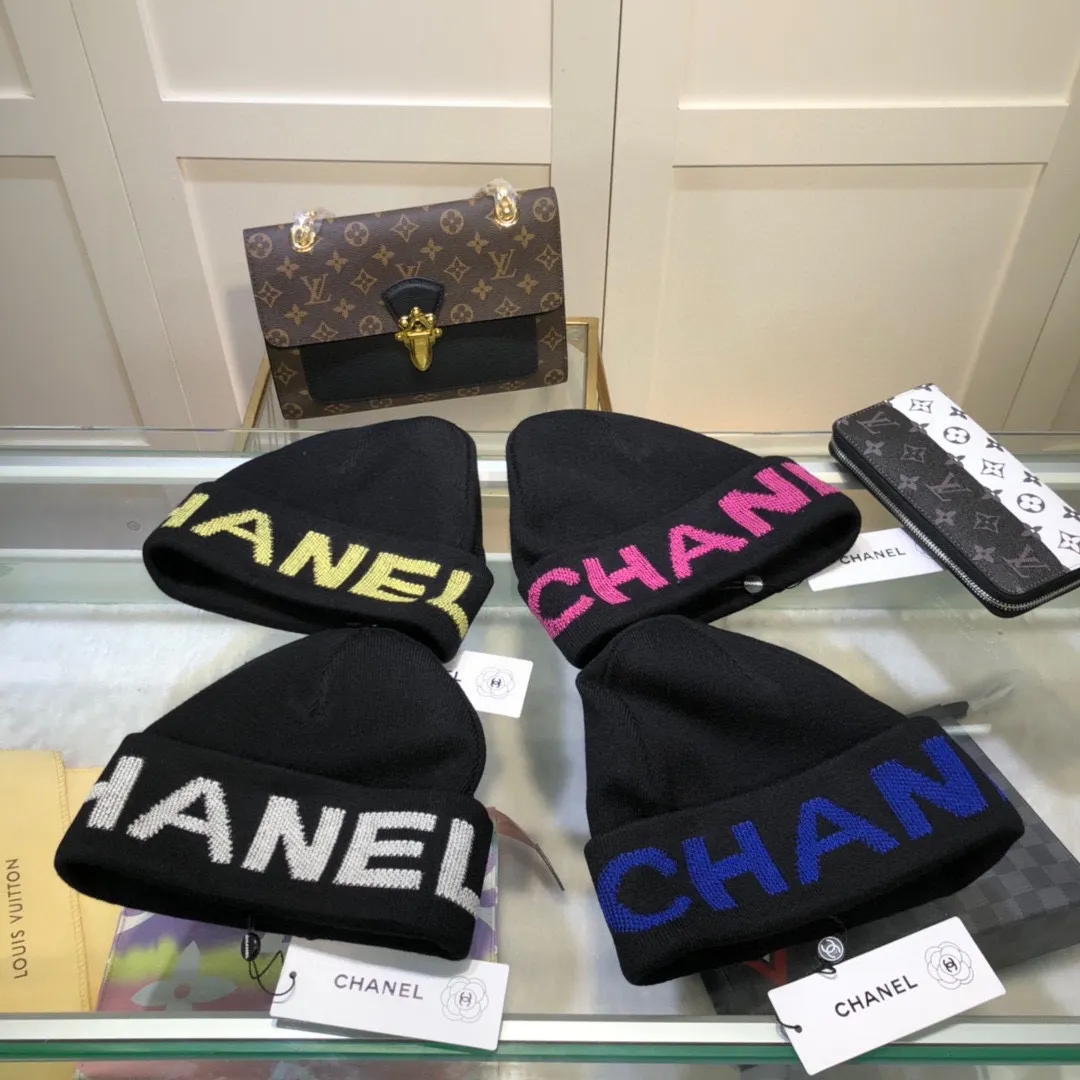 P50 CHANEL double-layer cashmere wool knitted hat, Xiaohongshu recommends that the official website purchase price is 4980 per hat, the quality is excellent, the combination of the autumn and winter big logo is really perfect, and the design style is even more noble! Order quickly