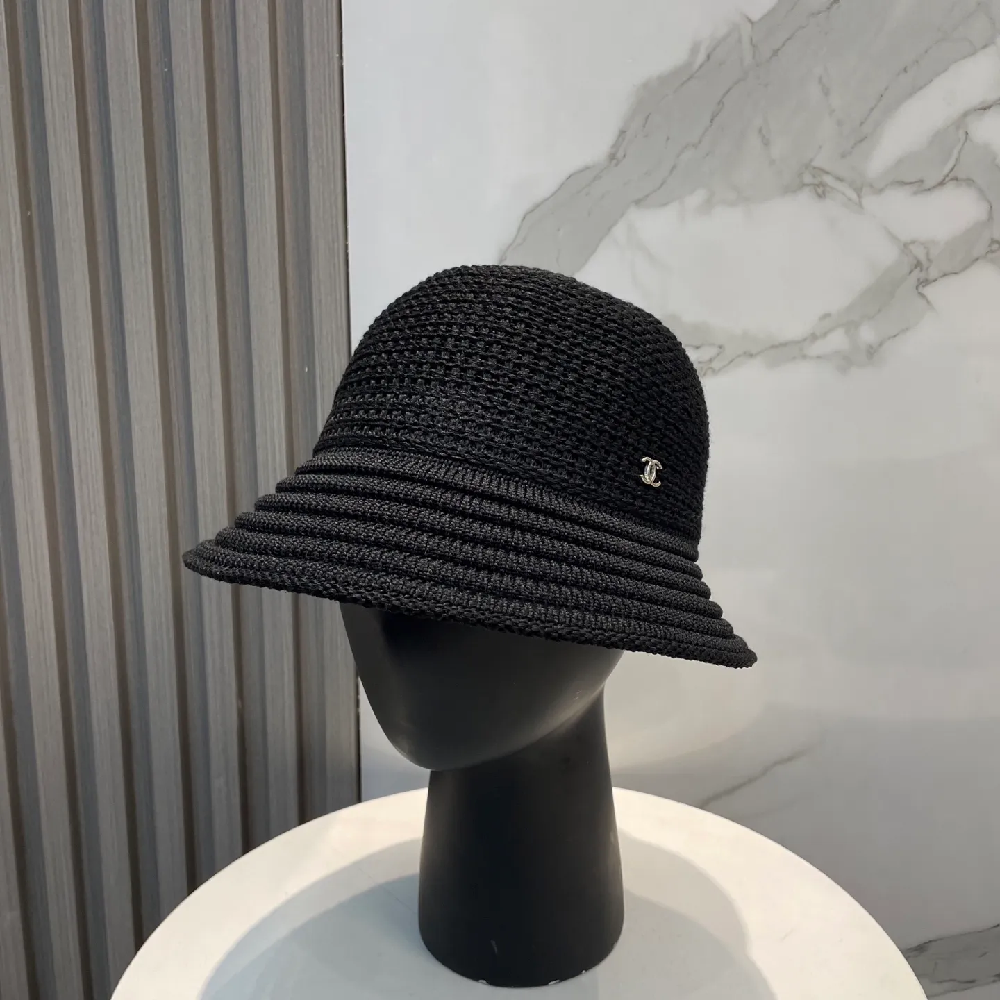 P60 CHANEL knitted basin hat, sun protection fisherman hat made of high density, a super tasteful knitted hat ~ the first choice for going out on the street! The shape of the hat is super nice, the color is perfect, and it’s light to carry! A must-have for little fairies🧚Head circumference 57cm