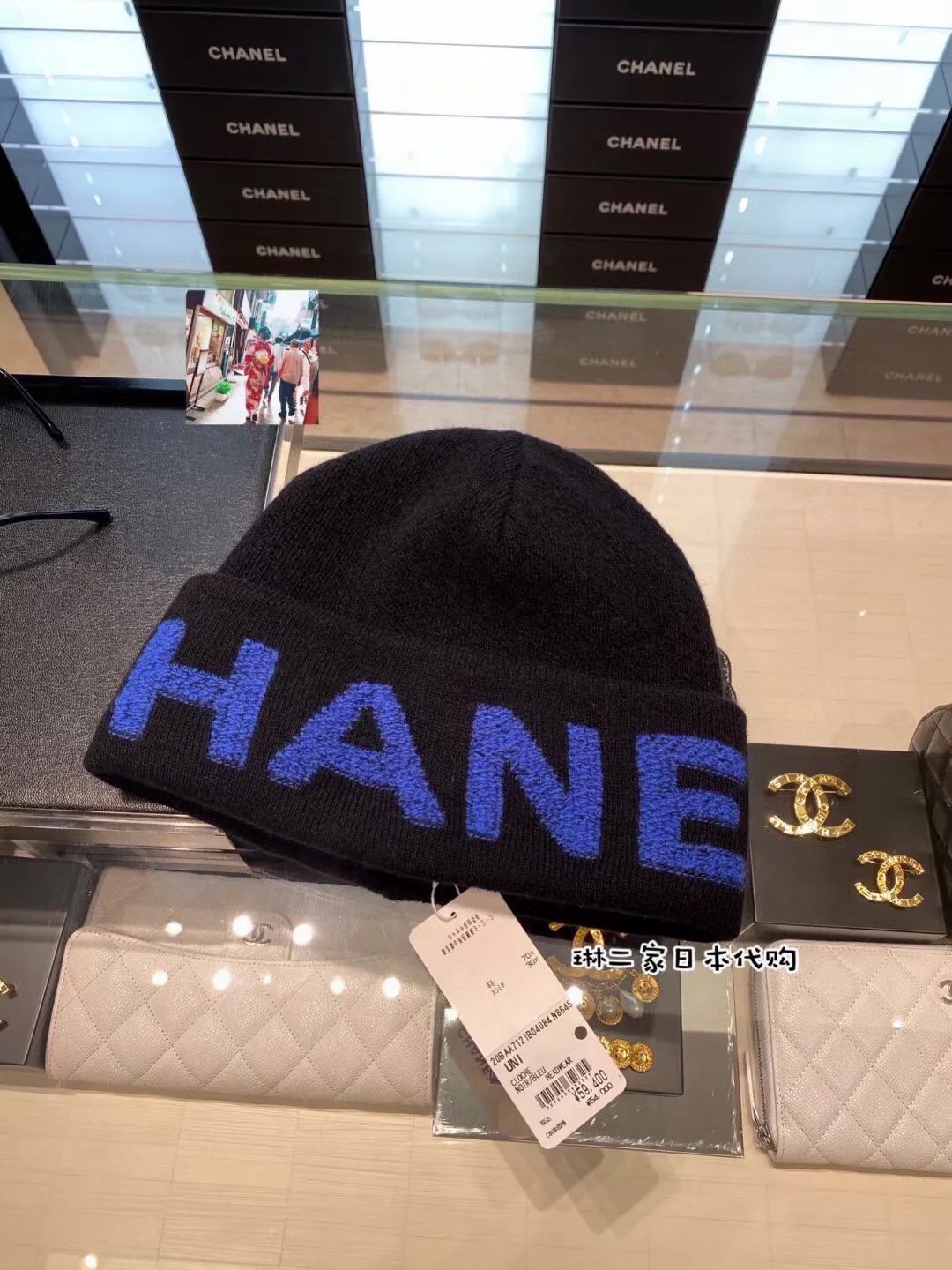 P50 Chanel CHANEL is sure to be of genuine quality. The only matching details on the market are double-layered cashmere wool knitted hats. Xiaohongshu recommends that the official website purchase price is 4980 per hat. The quality is outstanding. The matching of the big logo in autumn and winter is really perfect, and the design style is even more elegant! Order quickly