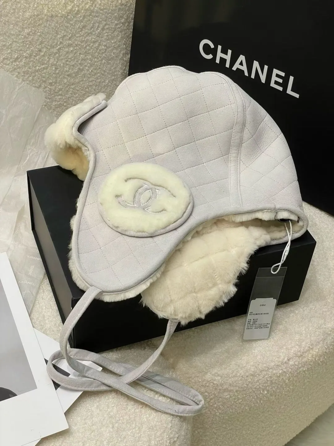 [Original customization] New on Chanel 24 n, Chanel Lei Feng hat. The furry autumn and winter atmosphere fills the Coconeige ski super-produced Lei Feng hat and furry earmuff scarf. This season’s must-buy atmosphere is 100%, warm and good-looking. One size fits all, integrated with sheepskin and fine wool material.