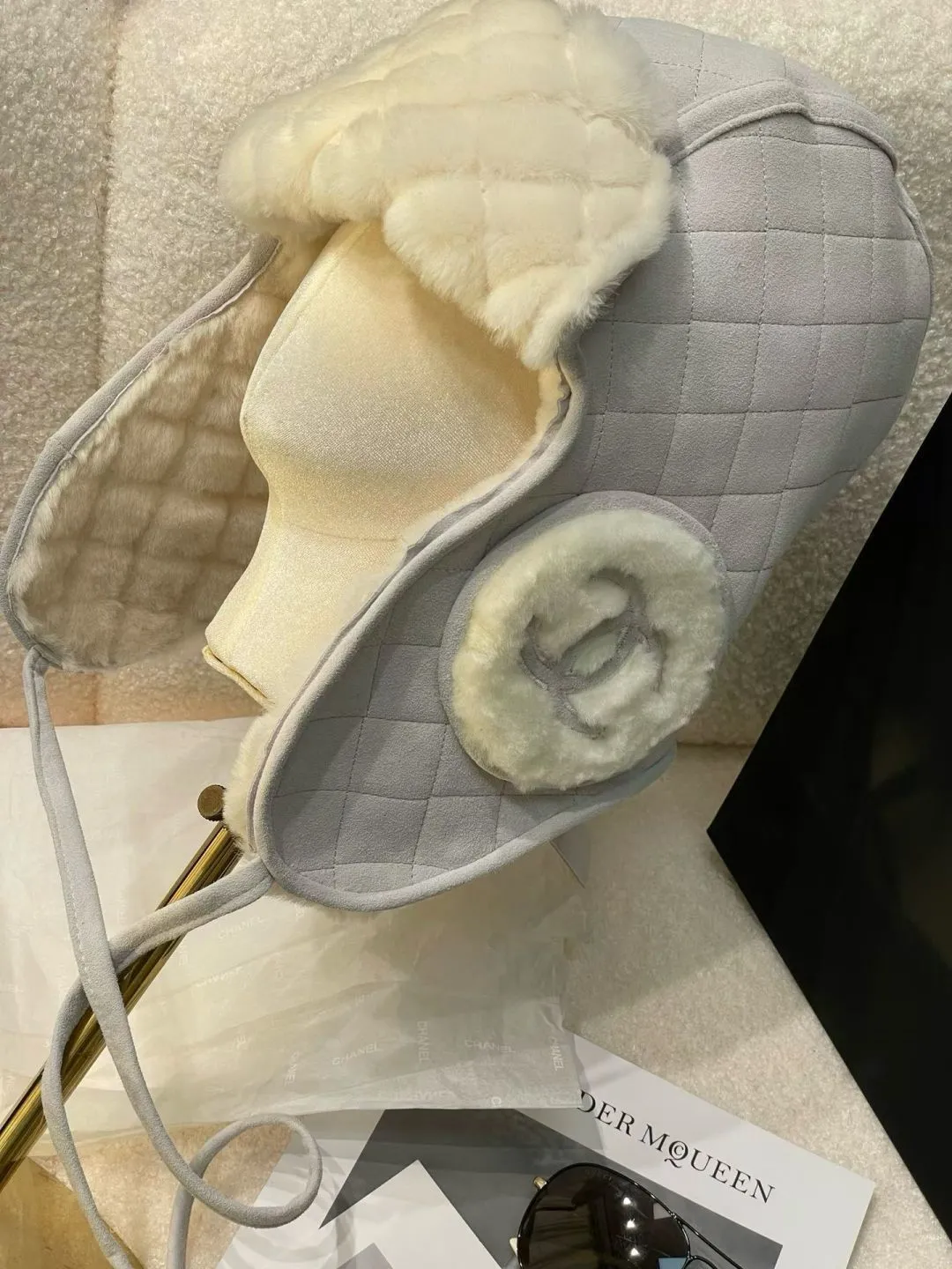 [Original customization] New on Chanel 24 n, Chanel Lei Feng hat. The furry autumn and winter atmosphere fills the Coconeige ski super-produced Lei Feng hat and furry earmuff scarf. This season’s must-buy atmosphere is 100%, warm and good-looking. One size fits all, integrated with sheepskin and fine wool material.