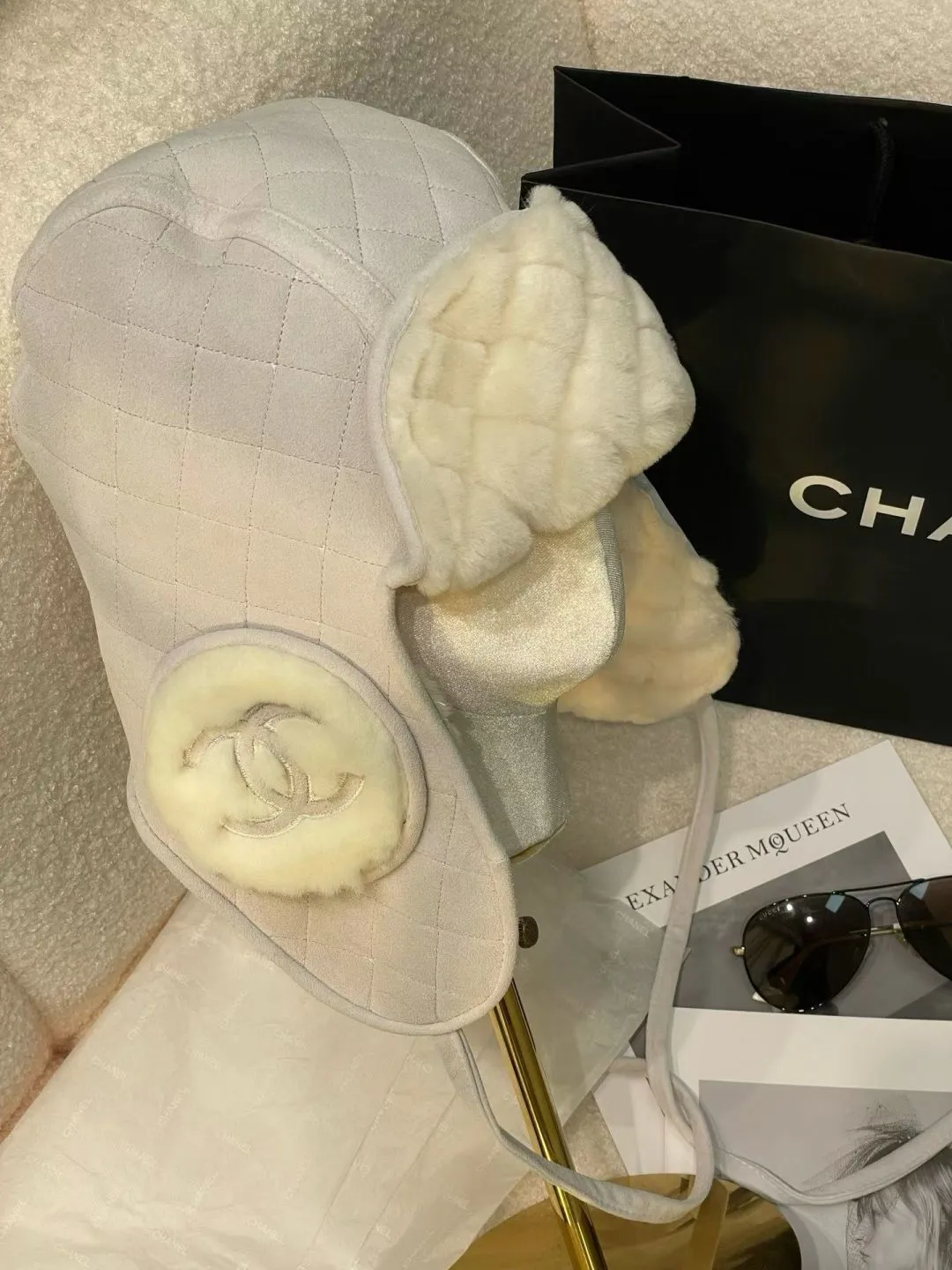 [Original customization] New on Chanel 24 n, Chanel Lei Feng hat. The furry autumn and winter atmosphere fills the Coconeige ski super-produced Lei Feng hat and furry earmuff scarf. This season’s must-buy atmosphere is 100%, warm and good-looking. One size fits all, integrated with sheepskin and fine wool material.