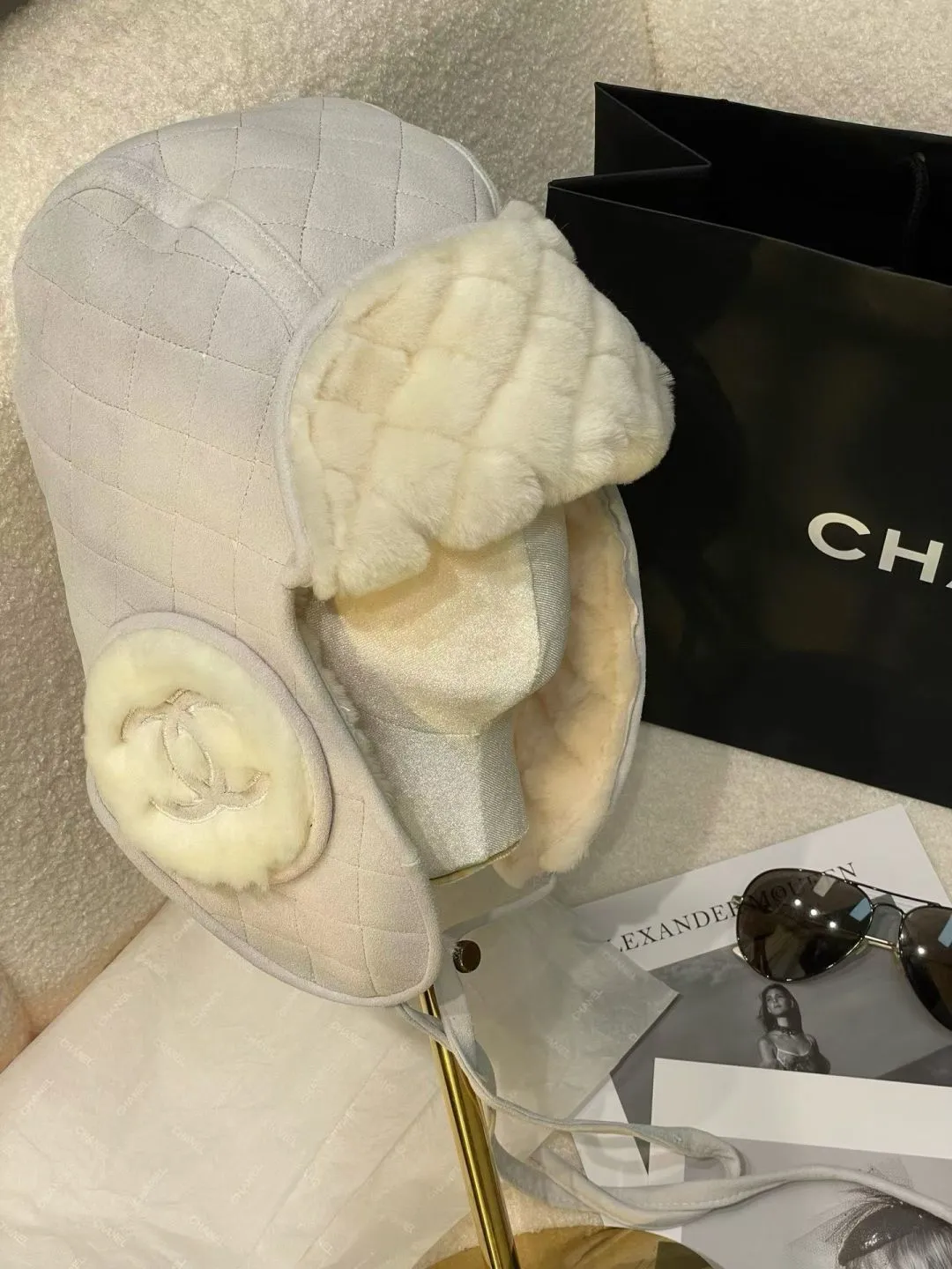 [Original customization] New on Chanel 24 n, Chanel Lei Feng hat. The furry autumn and winter atmosphere fills the Coconeige ski super-produced Lei Feng hat and furry earmuff scarf. This season’s must-buy atmosphere is 100%, warm and good-looking. One size fits all, integrated with sheepskin and fine wool material.