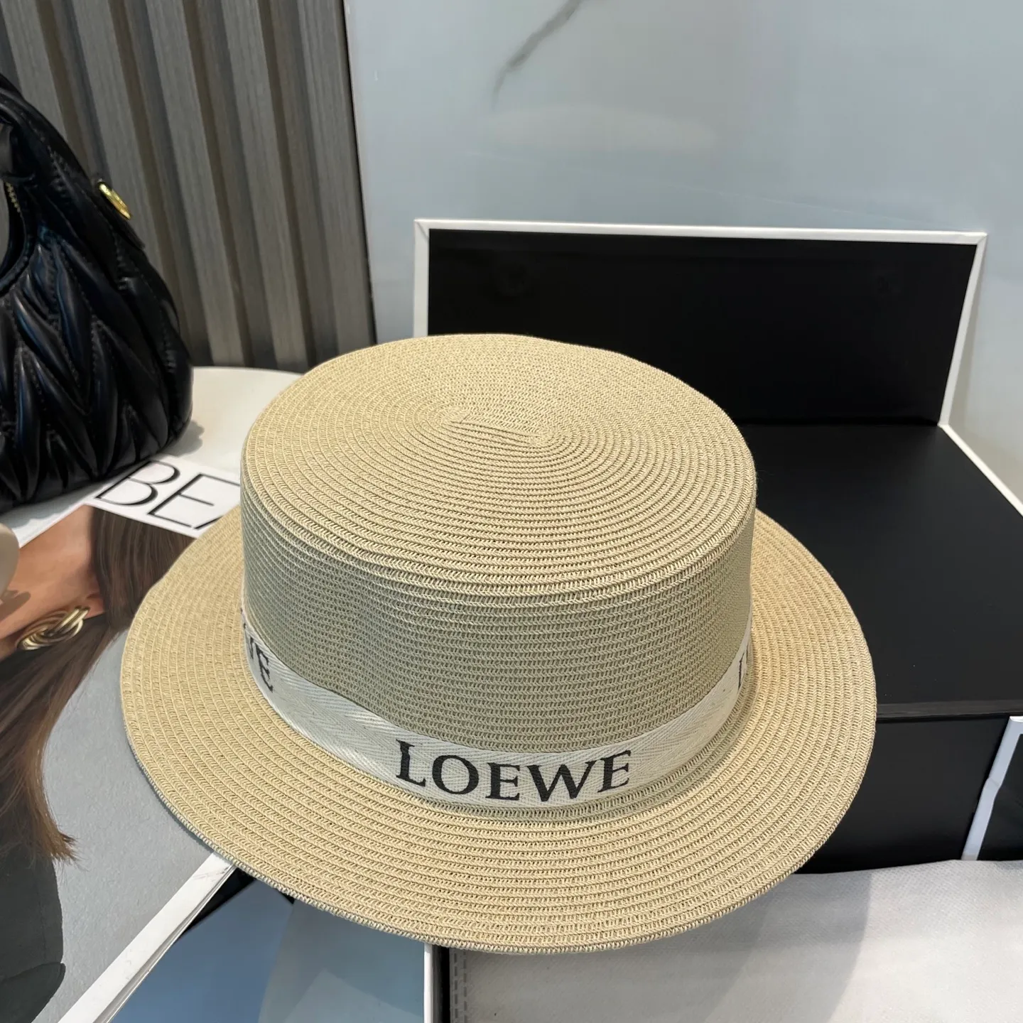 P70 CHANEL high-end flat-top straw hat is versatile and does not matter the face shape. The flat brim does not block the line of sight. It is more practical. It is easy to wear for daily use and travel. It has an Instagram style. Especially photogenic. It has an adjustment strap inside.