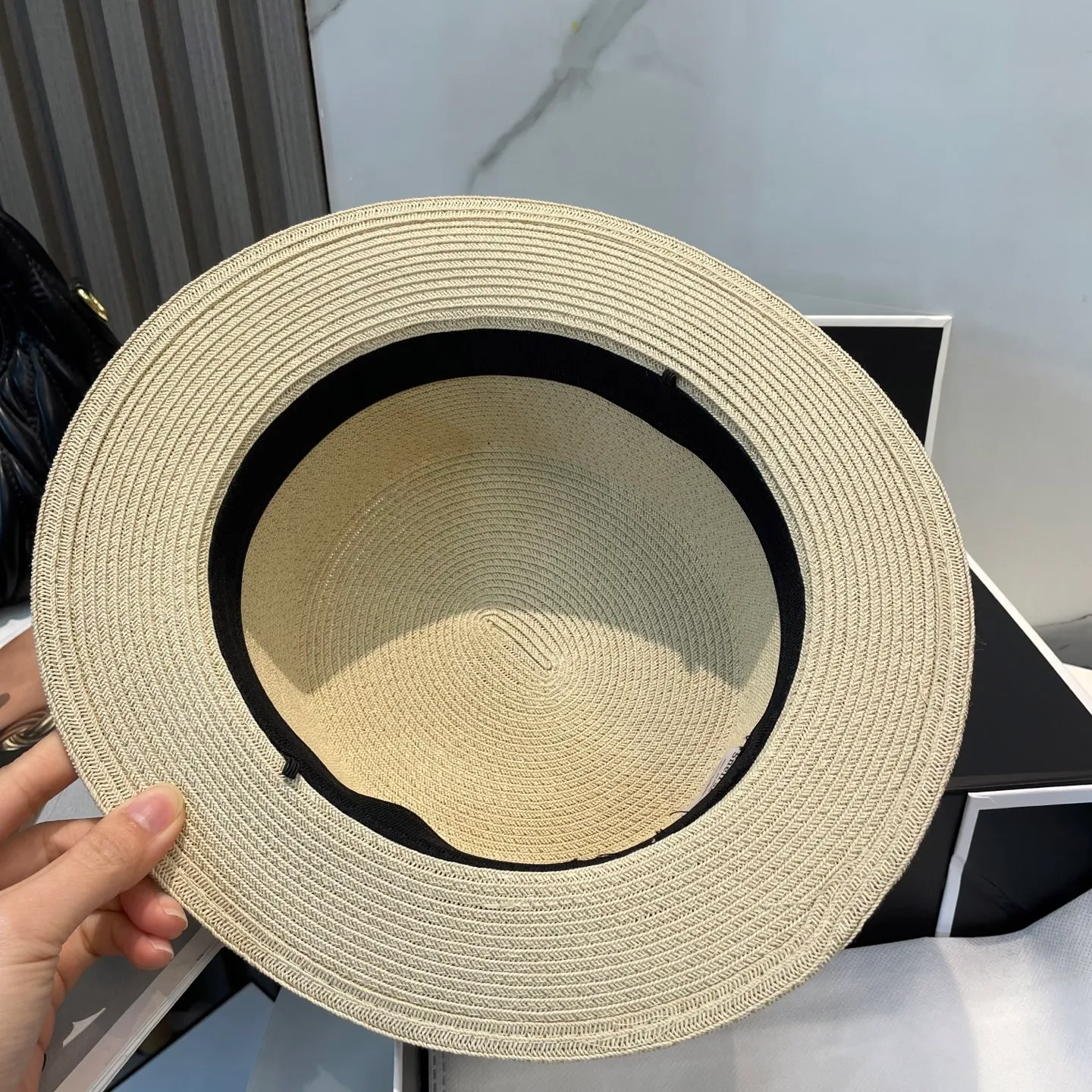 P70 CHANEL high-end flat-top straw hat is versatile and does not matter the face shape. The flat brim does not block the line of sight. It is more practical. It is easy to wear for daily use and travel. It has an Instagram style. Especially photogenic. It has an adjustment strap inside.