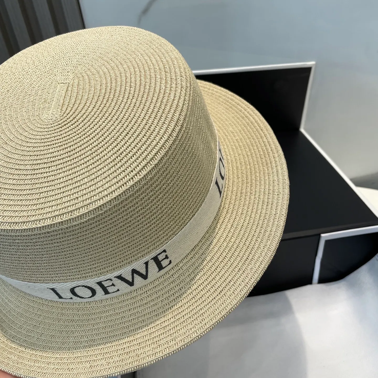 P70 CHANEL high-end flat-top straw hat is versatile and does not matter the face shape. The flat brim does not block the line of sight. It is more practical. It is easy to wear for daily use and travel. It has an Instagram style. Especially photogenic. It has an adjustment strap inside.