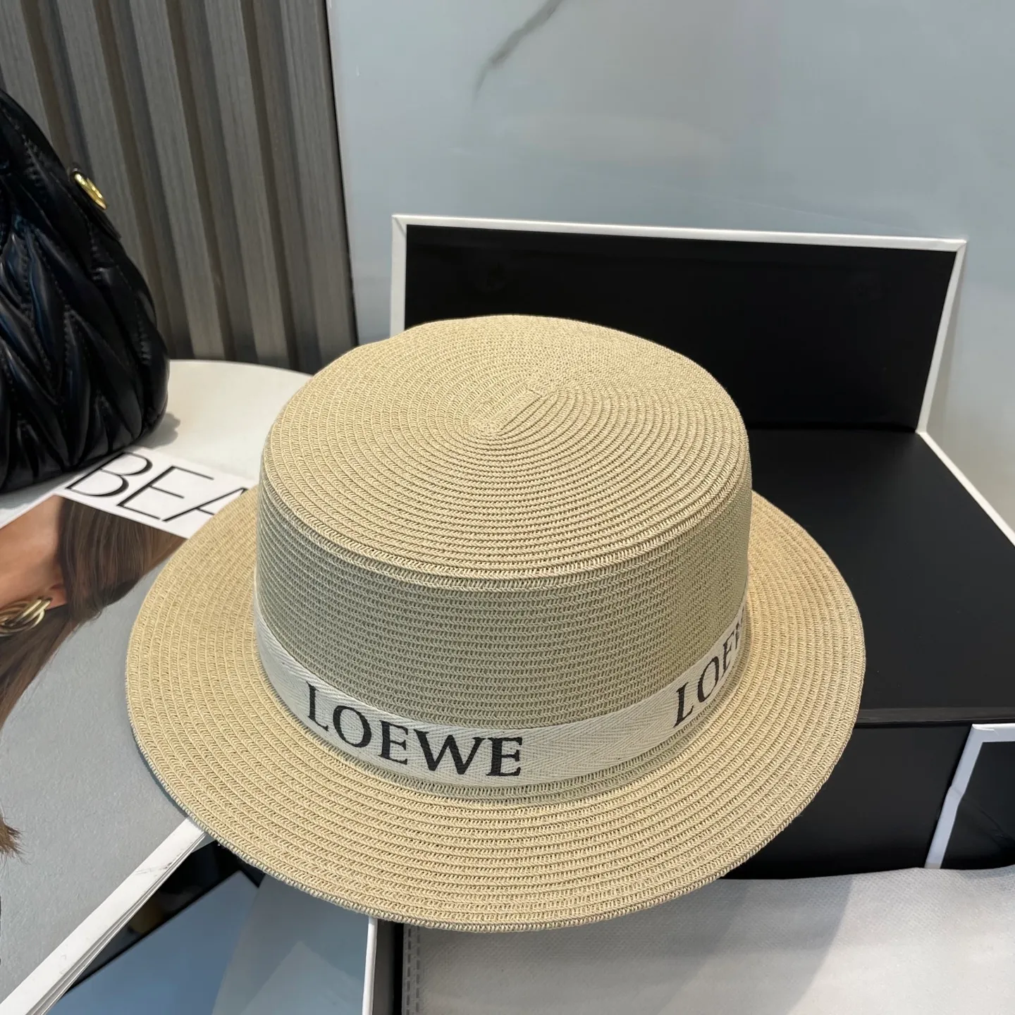 P70 CHANEL high-end flat-top straw hat is versatile and does not matter the face shape. The flat brim does not block the line of sight. It is more practical. It is easy to wear for daily use and travel. It has an Instagram style. Especially photogenic. It has an adjustment strap inside.