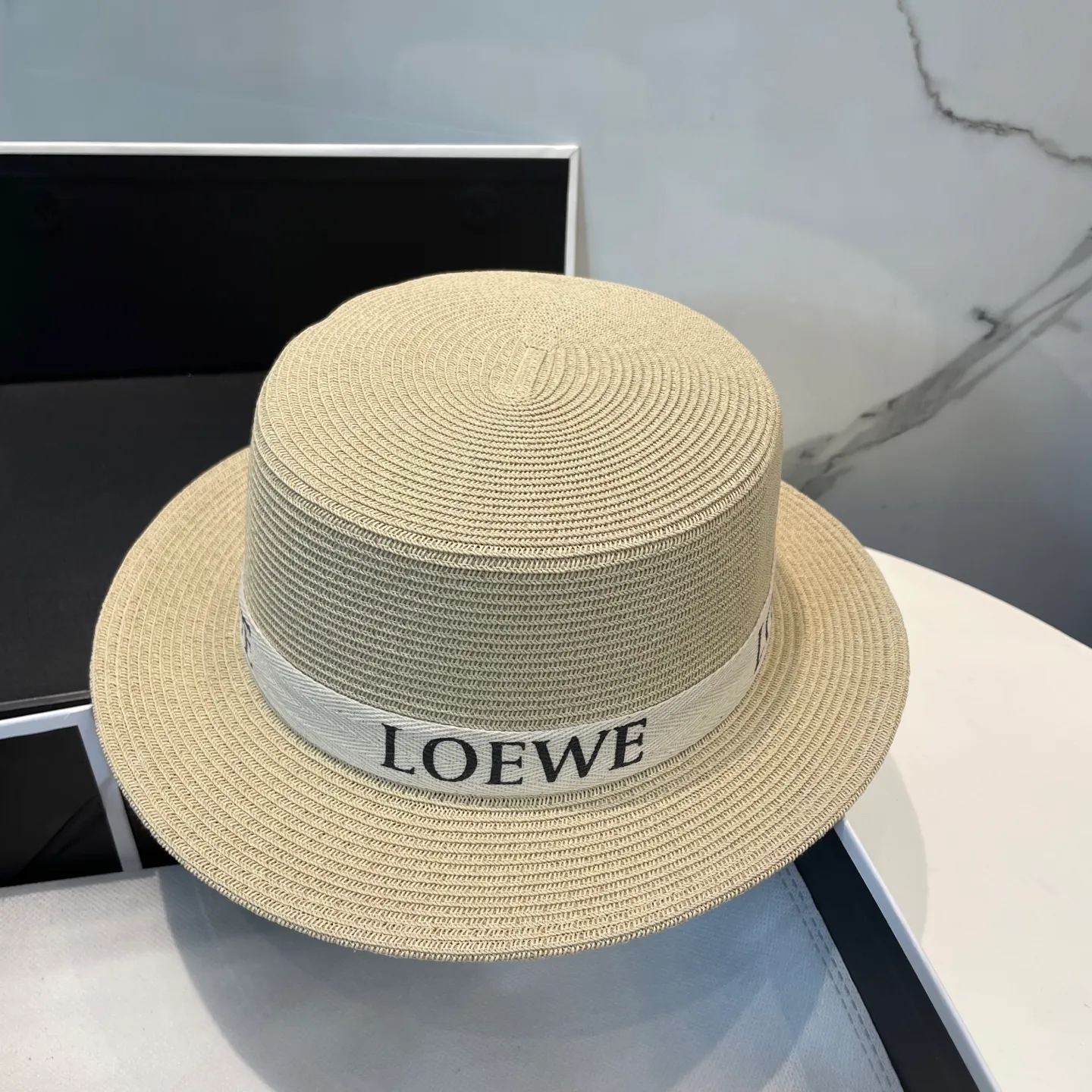 P70 CHANEL high-end flat-top straw hat is versatile and does not matter the face shape. The flat brim does not block the line of sight. It is more practical. It is easy to wear for daily use and travel. It has an Instagram style. Especially photogenic. It has an adjustment strap inside.