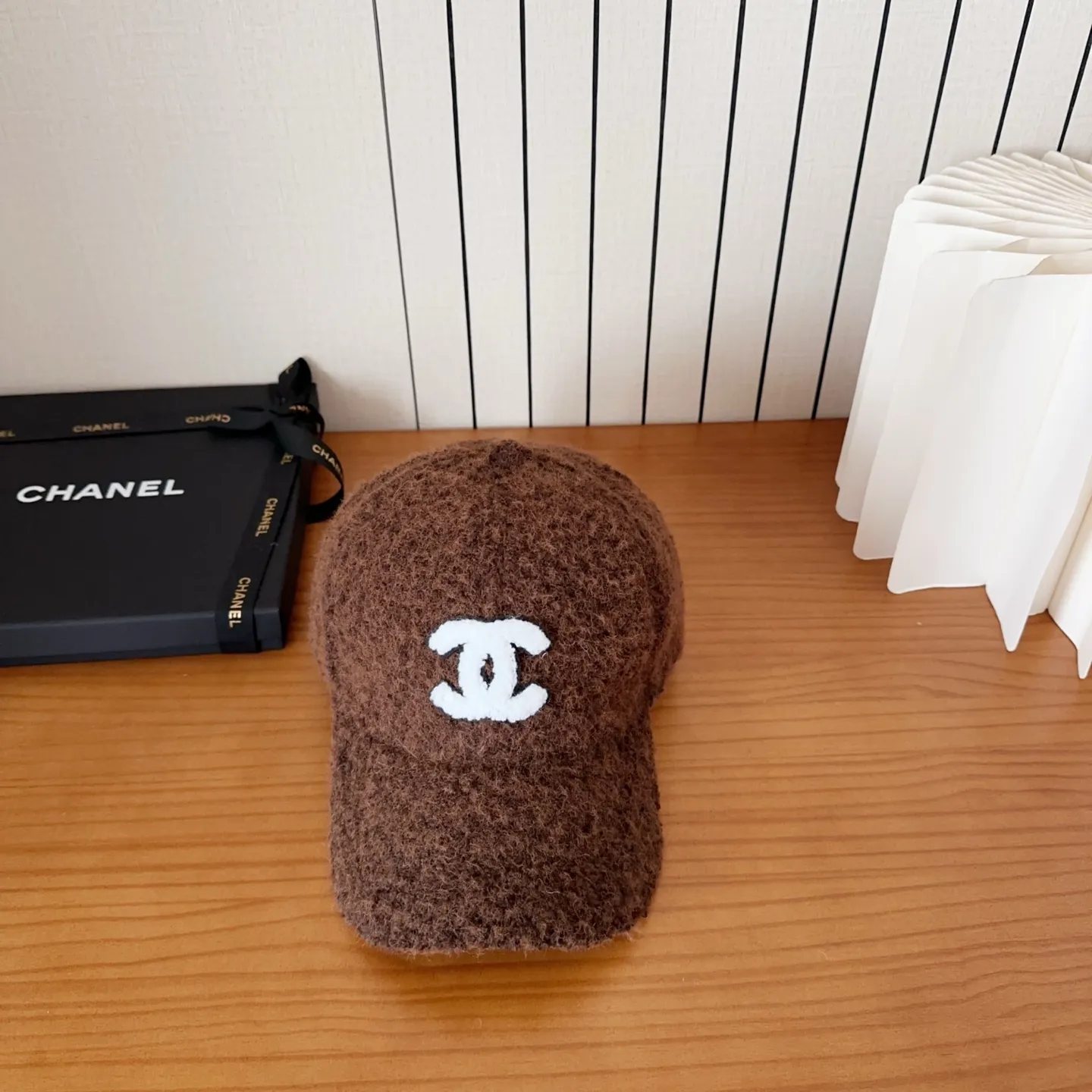 💰44 Chanel’s new lamb wool baseball cap🧢 is a perfect interpretation of the sweet and cool style. I love it so much❤️ The top is sexy and handsome. Both are online! No girl can refuse a fluffy item.