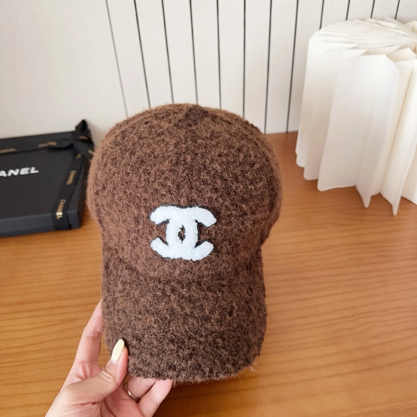 💰44 Chanel’s new lamb wool baseball cap🧢 is a perfect interpretation of the sweet and cool style. I love it so much❤️ The top is sexy and handsome. Both are online! No girl can refuse a fluffy item.