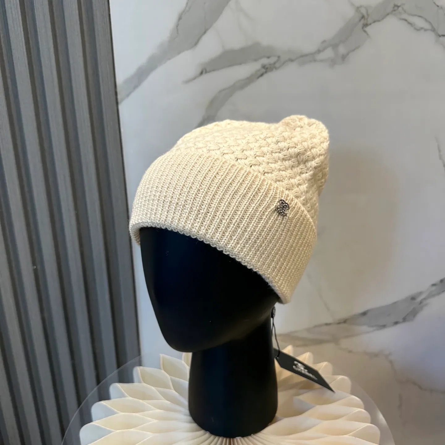 P74 Chanel's official website quality Chanel autumn and winter knitted hat recommended by internet celebrity fashion bloggers hides a quiet sense of luxury. Every line is neat and elegant, simple but not simple, generous and stylish. Every detail demonstrates high-end taste, and the sense of fashion becomes more and more intriguing in its restraint.