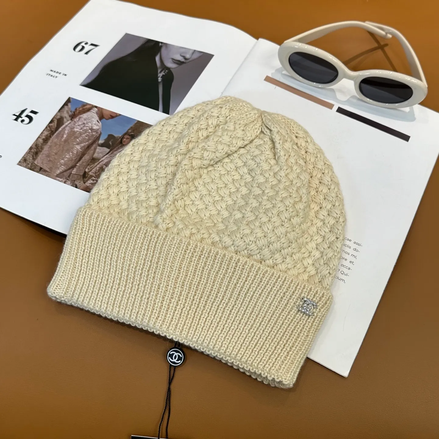 P74 Chanel's official website quality Chanel autumn and winter knitted hat recommended by internet celebrity fashion bloggers hides a quiet sense of luxury. Every line is neat and elegant, simple but not simple, generous and stylish. Every detail demonstrates high-end taste, and the sense of fashion becomes more and more intriguing in its restraint.