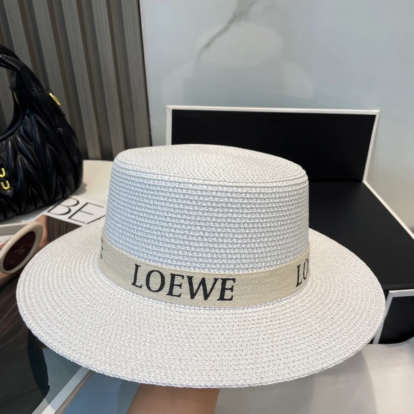 P70 CHANEL high-end flat-top straw hat is versatile and does not matter the face shape. The flat brim does not block the line of sight. It is more practical. It is easy to wear for daily use and travel. It has an Instagram style. Especially photogenic. It has an adjustment strap inside.