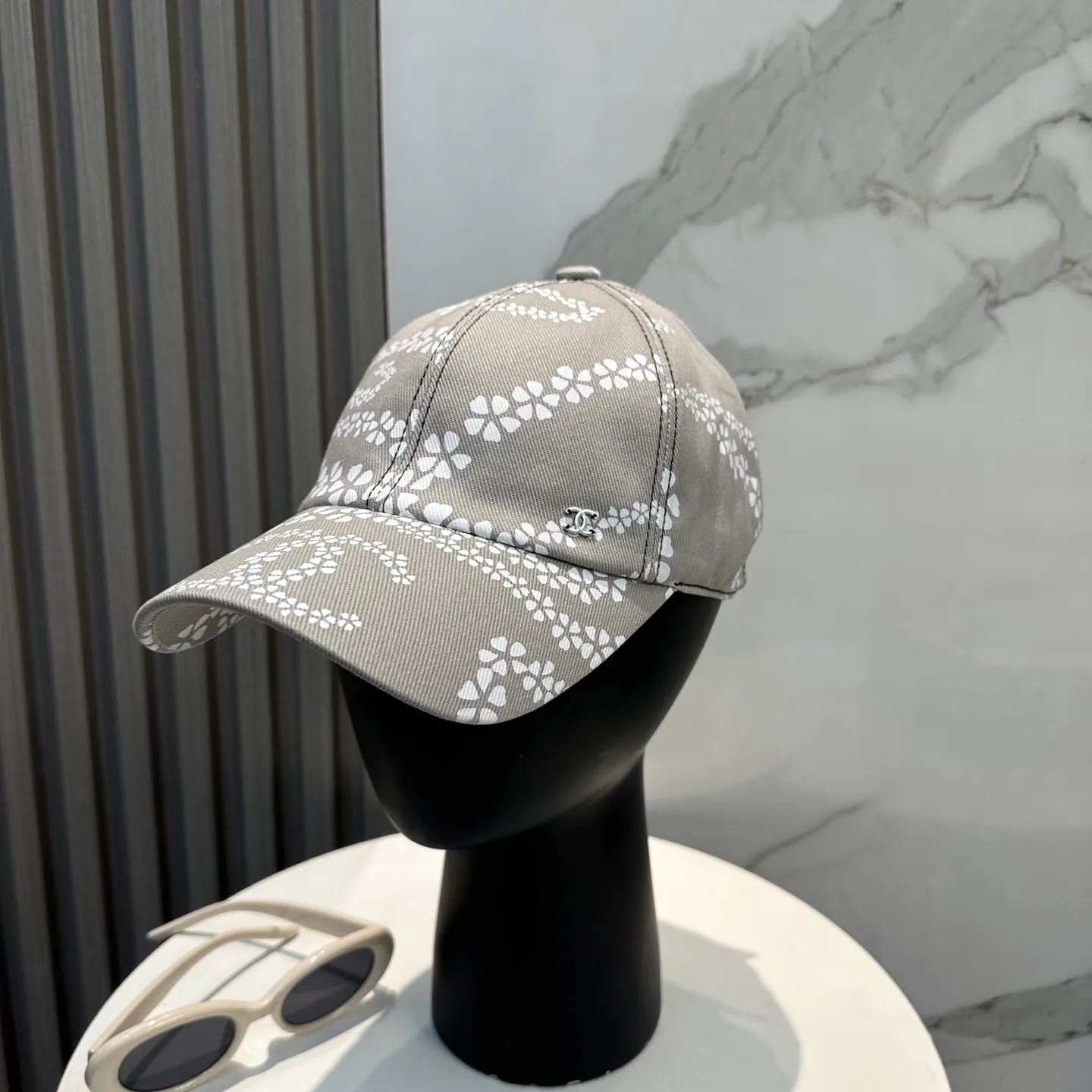 P100 Chanel's new high-version baseball cap, a classic baseball cap style, suitable for various occasions. Whether it is paired with casual wear or sportswear, it can easily enhance the fashion sense of the overall look. It is a trendy item that fashion lovers cannot miss.