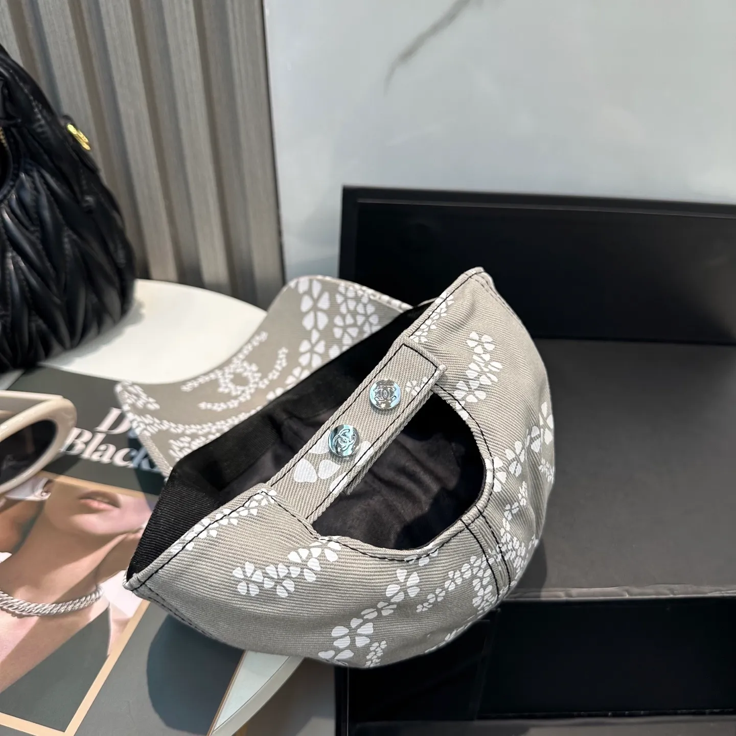 P100 Chanel's new high-version baseball cap, a classic baseball cap style, suitable for various occasions. Whether it is paired with casual wear or sportswear, it can easily enhance the fashion sense of the overall look. It is a trendy item that fashion lovers cannot miss.