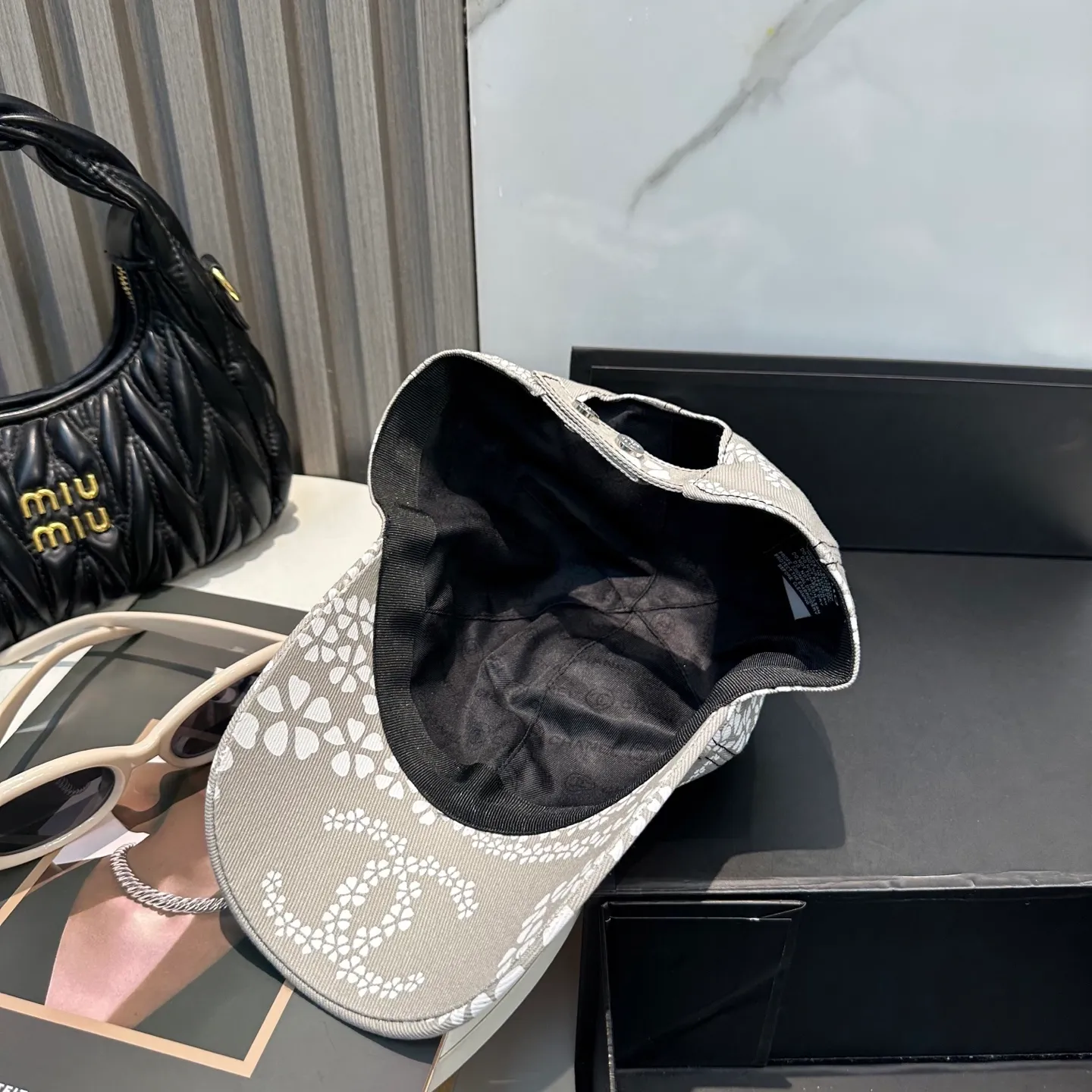 P100 Chanel's new high-version baseball cap, a classic baseball cap style, suitable for various occasions. Whether it is paired with casual wear or sportswear, it can easily enhance the fashion sense of the overall look. It is a trendy item that fashion lovers cannot miss.