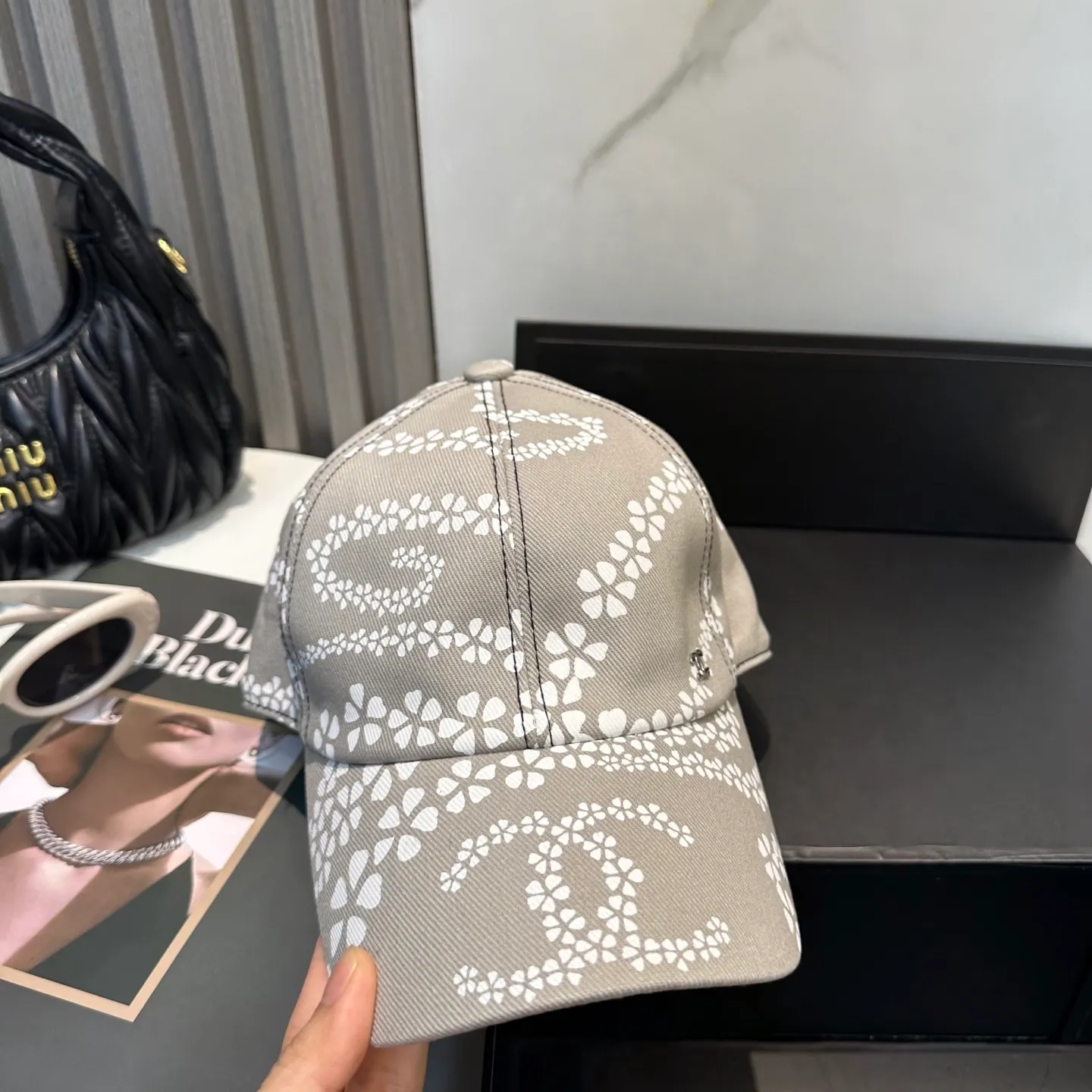 P100 Chanel's new high-version baseball cap, a classic baseball cap style, suitable for various occasions. Whether it is paired with casual wear or sportswear, it can easily enhance the fashion sense of the overall look. It is a trendy item that fashion lovers cannot miss.