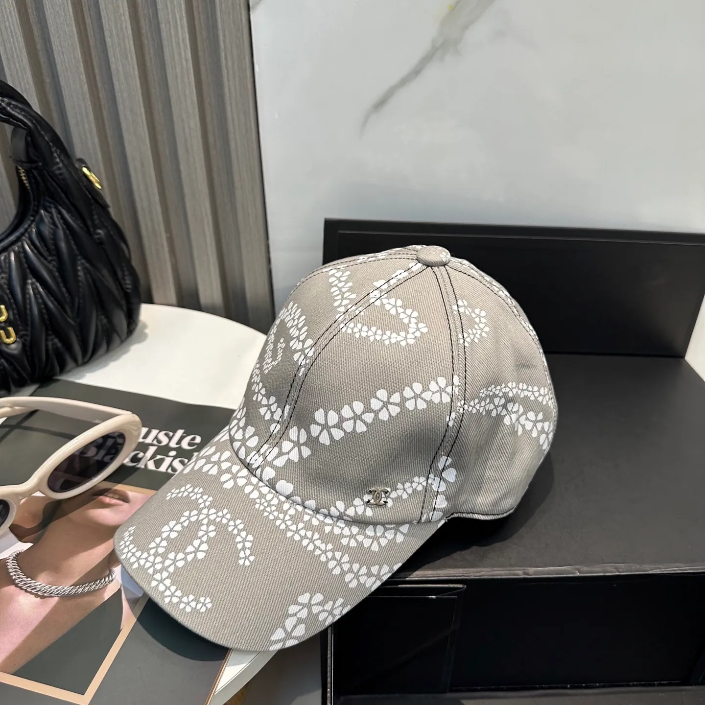 P100 Chanel's new high-version baseball cap, a classic baseball cap style, suitable for various occasions. Whether it is paired with casual wear or sportswear, it can easily enhance the fashion sense of the overall look. It is a trendy item that fashion lovers cannot miss.