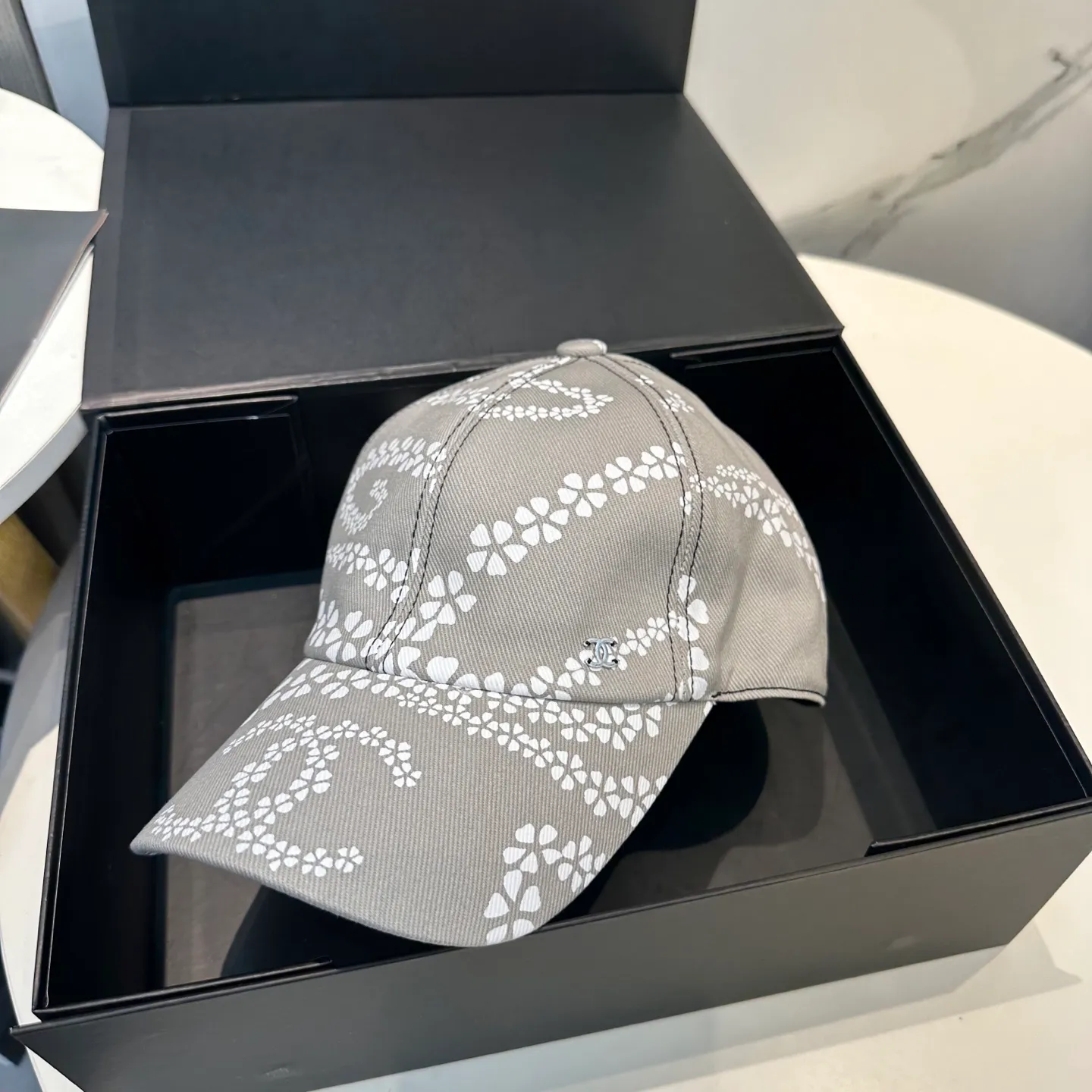 P100 Chanel's new high-version baseball cap, a classic baseball cap style, suitable for various occasions. Whether it is paired with casual wear or sportswear, it can easily enhance the fashion sense of the overall look. It is a trendy item that fashion lovers cannot miss.