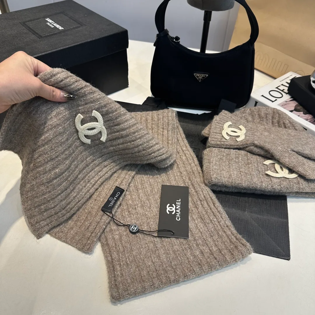 P130 CHANEL Xiaohongshu popular style, official website new classic suit hat! Hat➕scarf+gloves feel great! It’s warm and super comfortable. This winter, all you need is a hat set like this. It’s warm and fashionable! Welcome to choose!!