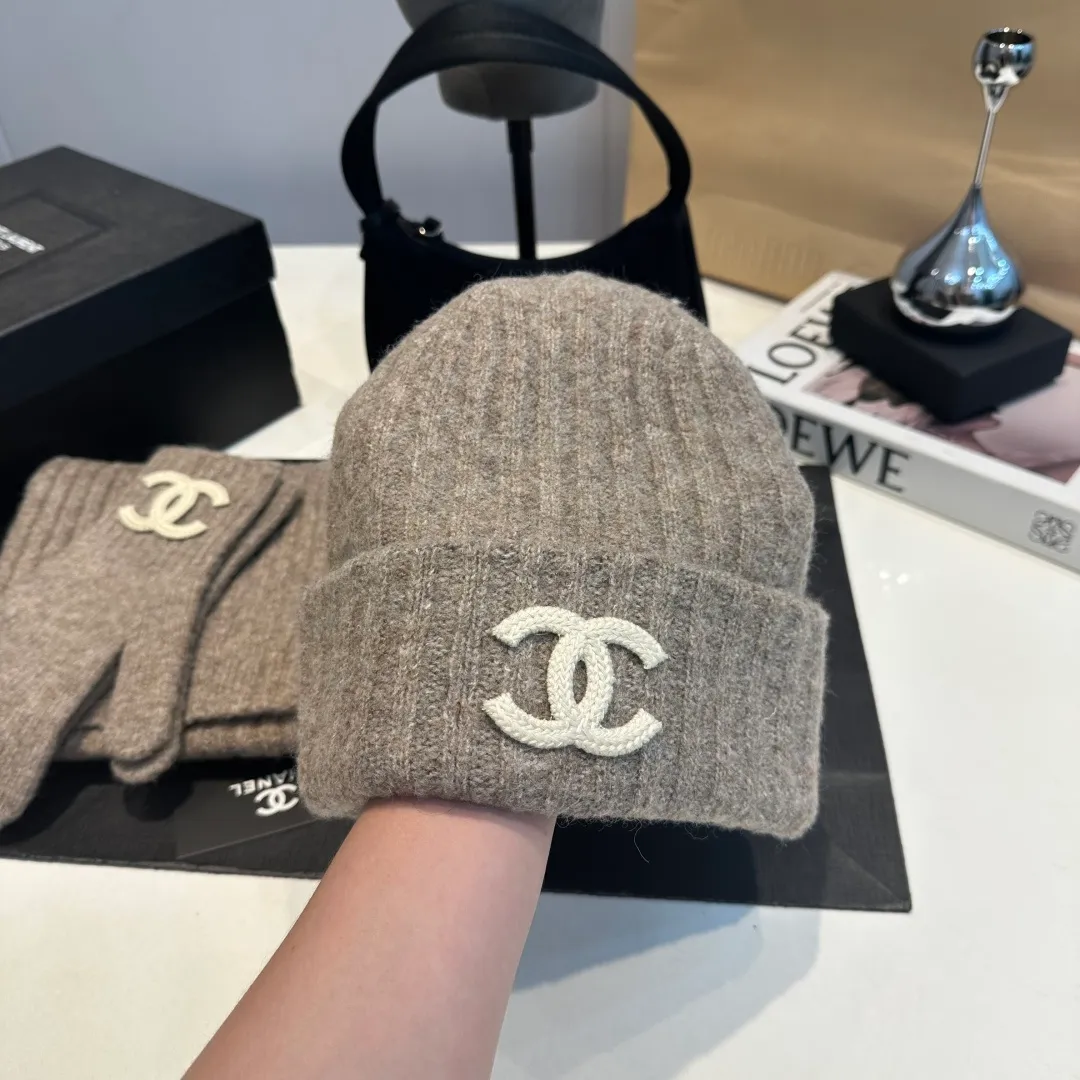 P130 CHANEL Xiaohongshu popular style, official website new classic suit hat! Hat➕scarf+gloves feel great! It’s warm and super comfortable. This winter, all you need is a hat set like this. It’s warm and fashionable! Welcome to choose!!