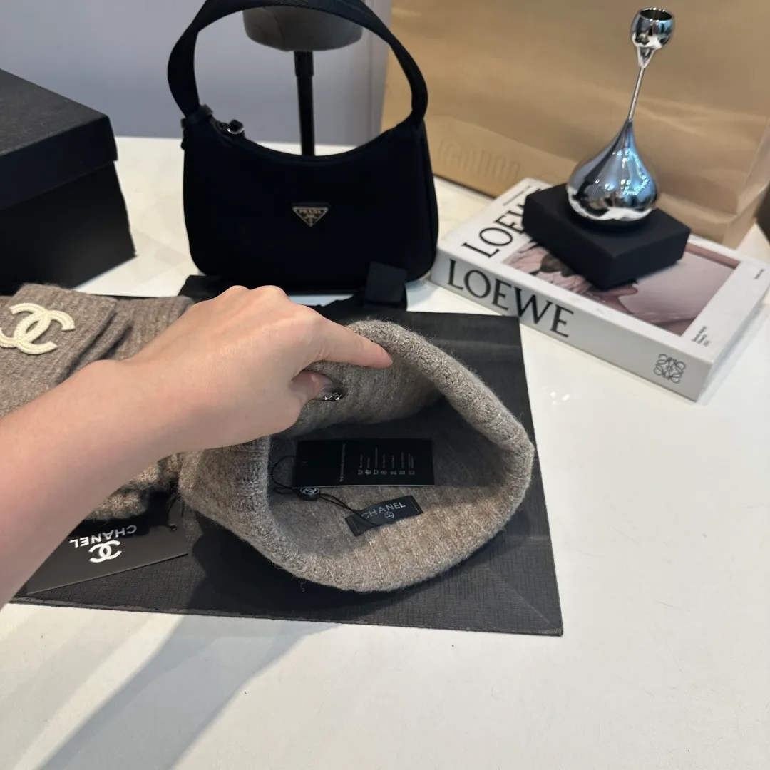 P130 CHANEL Xiaohongshu popular style, official website new classic suit hat! Hat➕scarf+gloves feel great! It’s warm and super comfortable. This winter, all you need is a hat set like this. It’s warm and fashionable! Welcome to choose!!