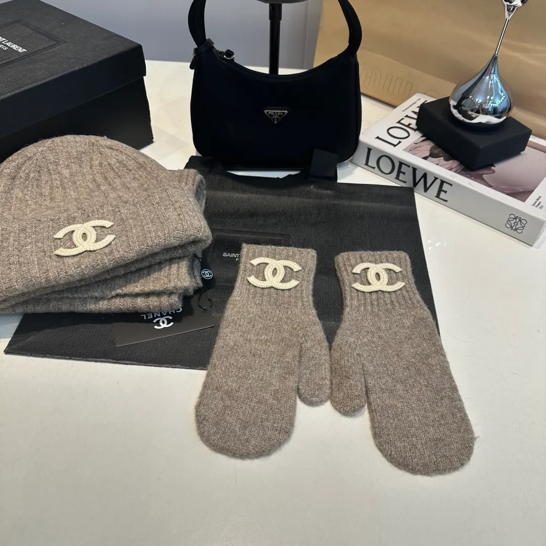 P130 CHANEL Xiaohongshu popular style, official website new classic suit hat! Hat➕scarf+gloves feel great! It’s warm and super comfortable. This winter, all you need is a hat set like this. It’s warm and fashionable! Welcome to choose!!