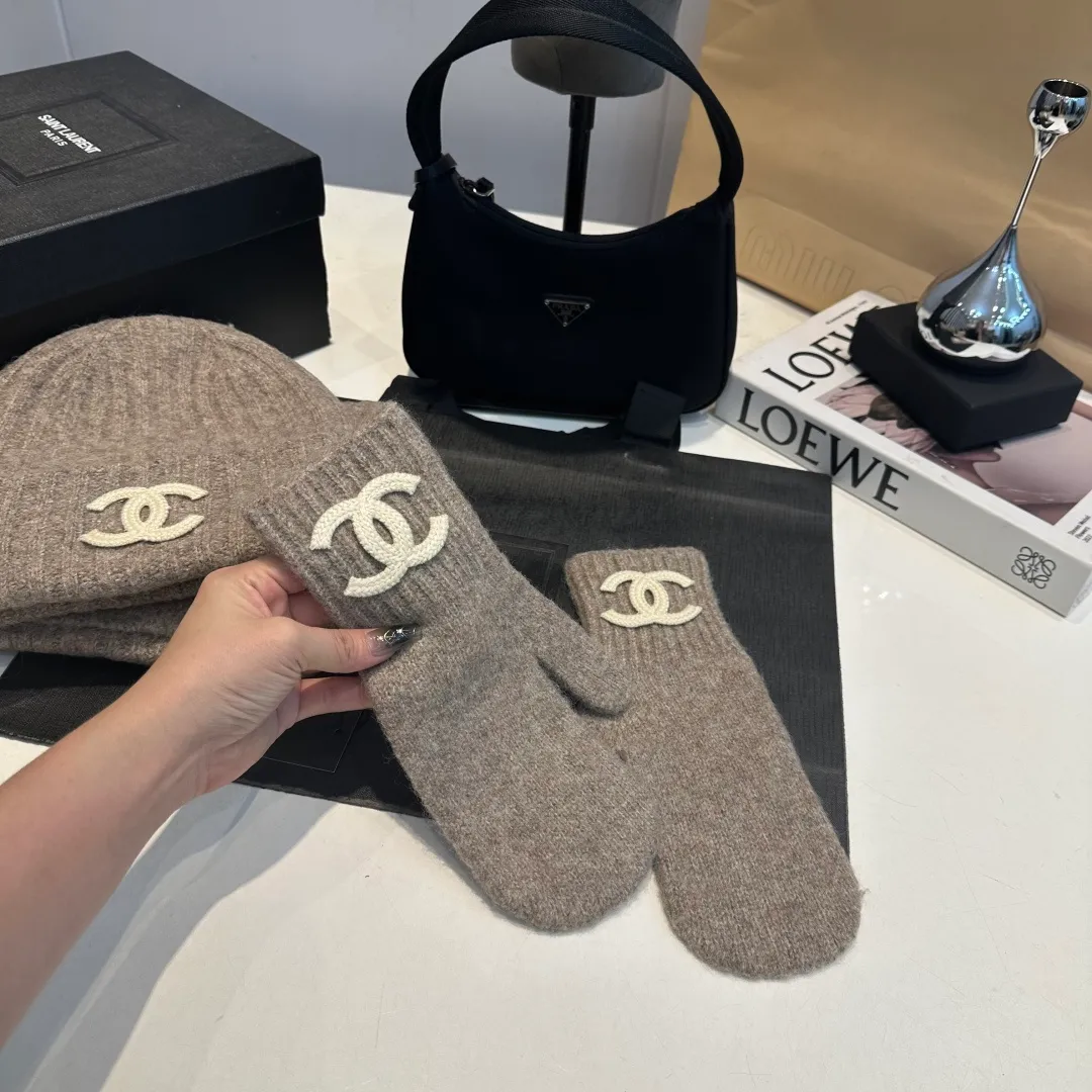P130 CHANEL Xiaohongshu popular style, official website new classic suit hat! Hat➕scarf+gloves feel great! It’s warm and super comfortable. This winter, all you need is a hat set like this. It’s warm and fashionable! Welcome to choose!!