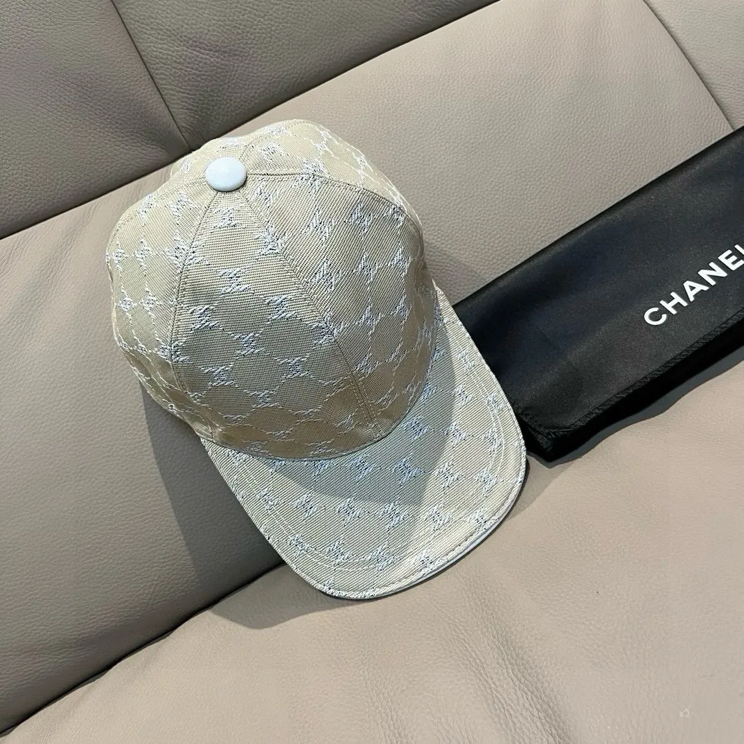 p90 new model shipped!   , Chanel (Chanel) new original baseball cap, small double C jacquard, 1:1 mold opening and customization at the counter, original canvas fabric + first layer of cowhide, light and breathable! The quality is great, the basic head circumference is 56cm, and the patch is adjustable.