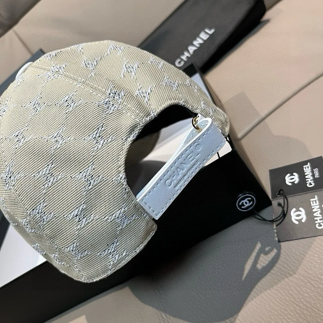 p90 new model shipped!   , Chanel (Chanel) new original baseball cap, small double C jacquard, 1:1 mold opening and customization at the counter, original canvas fabric + first layer of cowhide, light and breathable! The quality is great, the basic head circumference is 56cm, and the patch is adjustable.