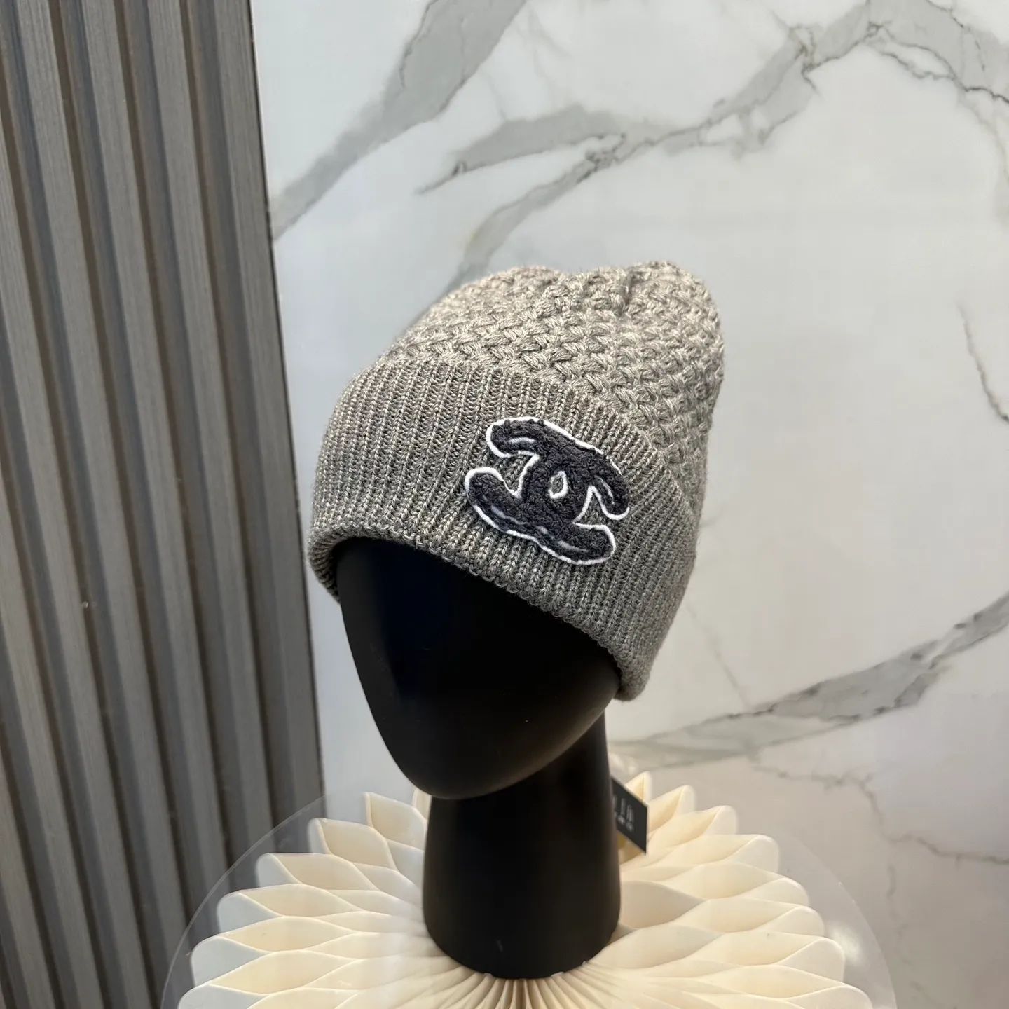 P70 Chanel official website quality Chanel autumn and winter fashion blogger recommended knitted hat, which hides a quiet sense of luxury. Every line is neat and generous, simple but not simple, generous and stylish. Every detail shows high-end taste, and the sense of fashion becomes more and more intriguing in the restraint.