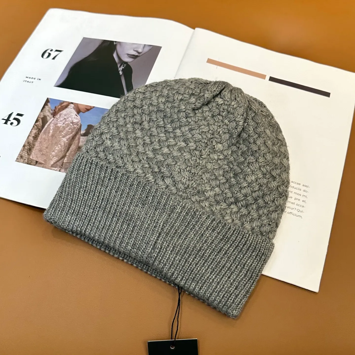 P74 Chanel's official website quality Chanel autumn and winter knitted hat recommended by internet celebrity fashion bloggers hides a quiet sense of luxury. Every line is neat and elegant, simple but not simple, generous and stylish. Every detail demonstrates high-end taste, and the sense of fashion becomes more and more intriguing in its restraint.