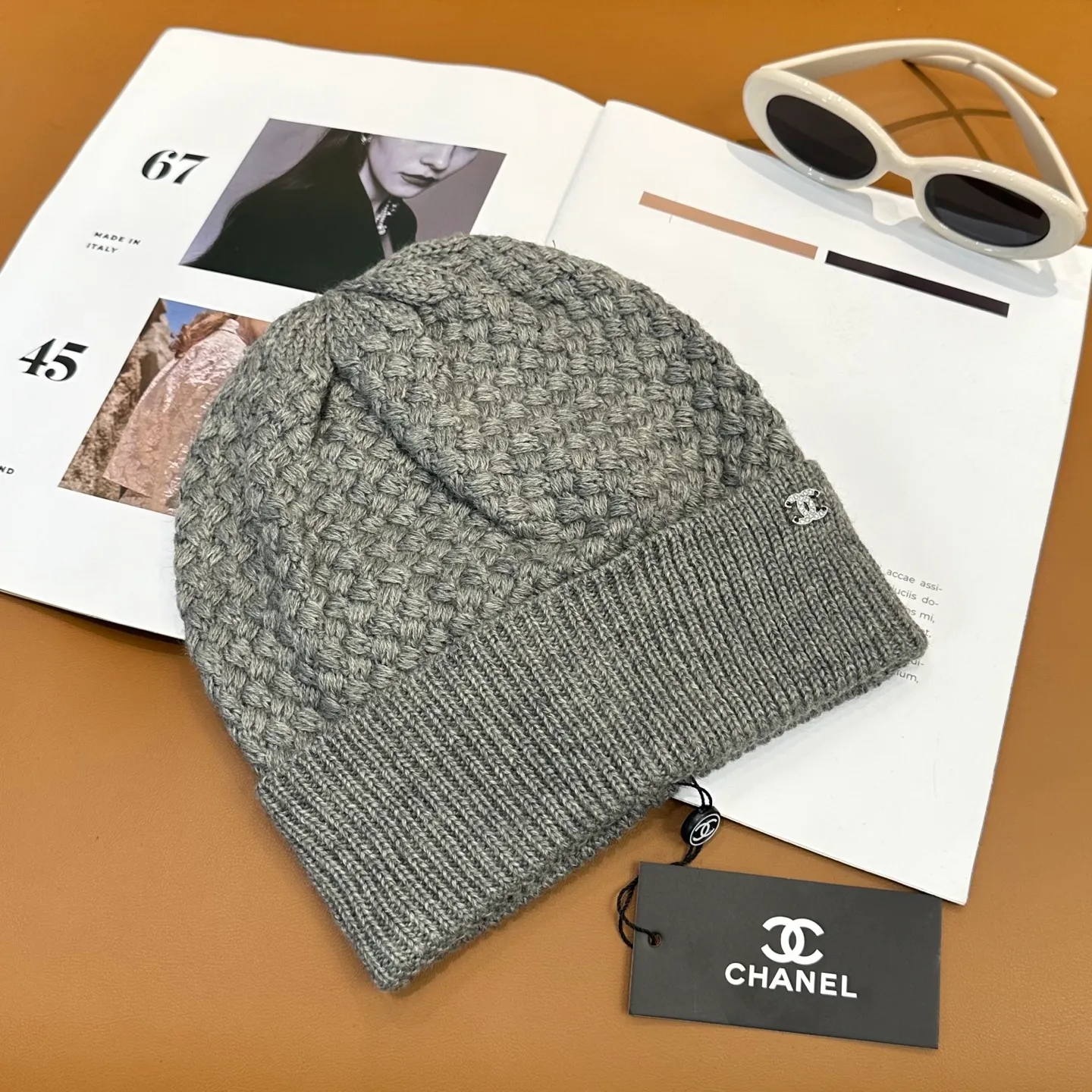 P74 Chanel's official website quality Chanel autumn and winter knitted hat recommended by internet celebrity fashion bloggers hides a quiet sense of luxury. Every line is neat and elegant, simple but not simple, generous and stylish. Every detail demonstrates high-end taste, and the sense of fashion becomes more and more intriguing in its restraint.