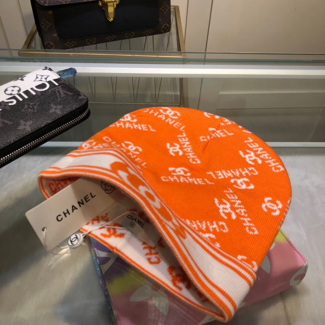 P40 comes with dust bag. CHANEL🎩cashmere wool quality knitted hat, fashionable, good quality, high-end, super soft! Super hot💖The texture is great and it’s great to match when out on the street! Fashion trends! A must-have item for autumn and winter, get it now!