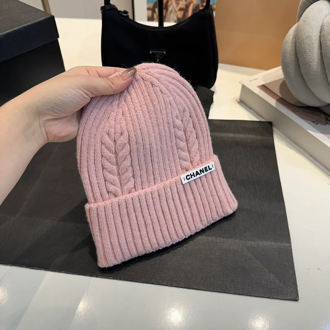 P50 CHANEL Autumn and Winter Striped Twist Wool Knitted Thick Cuffed Beanie Hat. The year-end heavy-duty high-looking fairy knitted hat is extremely versatile, easy on the head, and feels extremely soft and waxy. High-elastic rabbit wool does not deform.