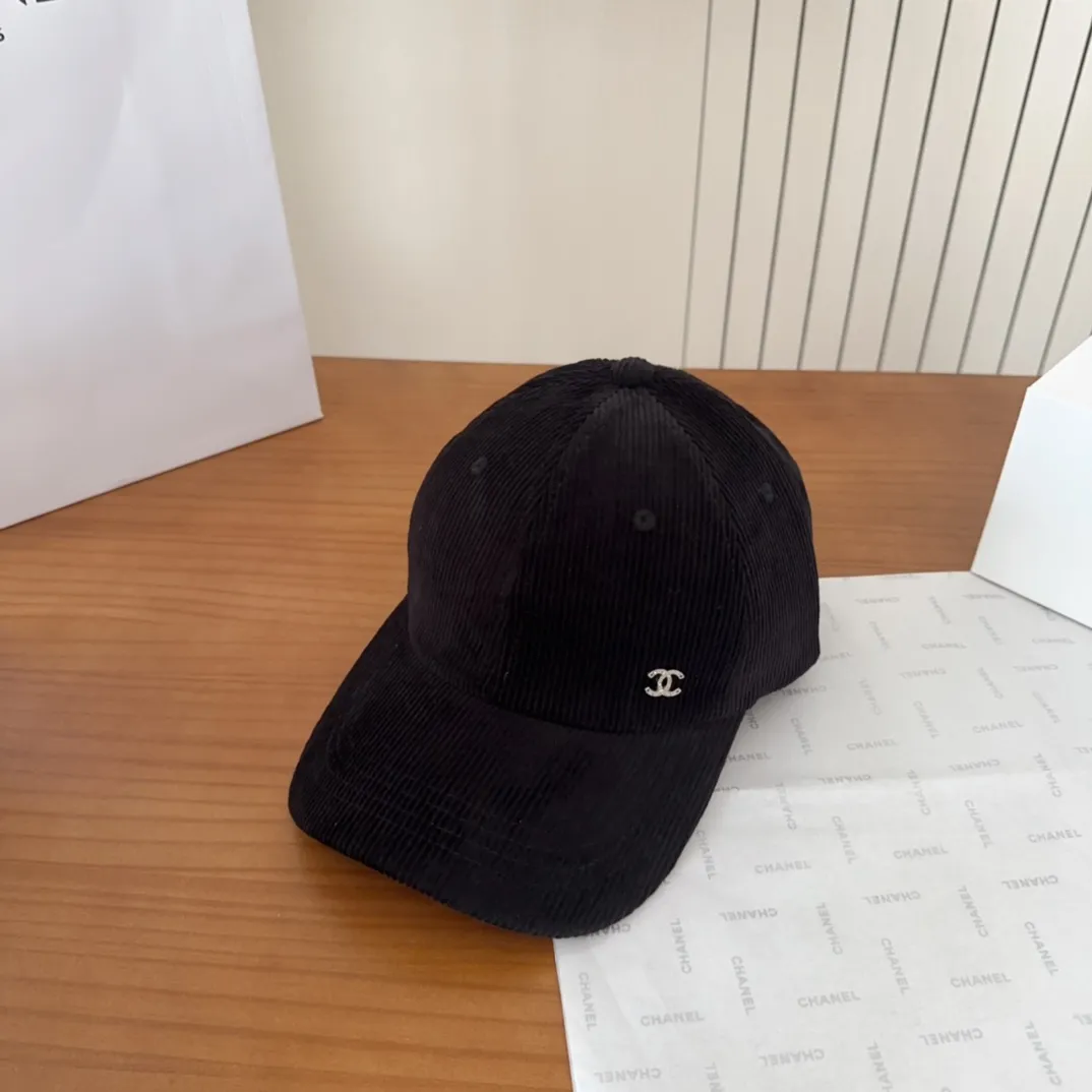 💰70 Chanel new autumn corduroy baseball cap🧢 The colors of the small label are really eye-catching. The soft top design of the entire hat fits perfectly on the head and is very comfortable. The color and texture are relatively retro and very versatile. Highly recommended. A must-have item for everyone✔️✔️