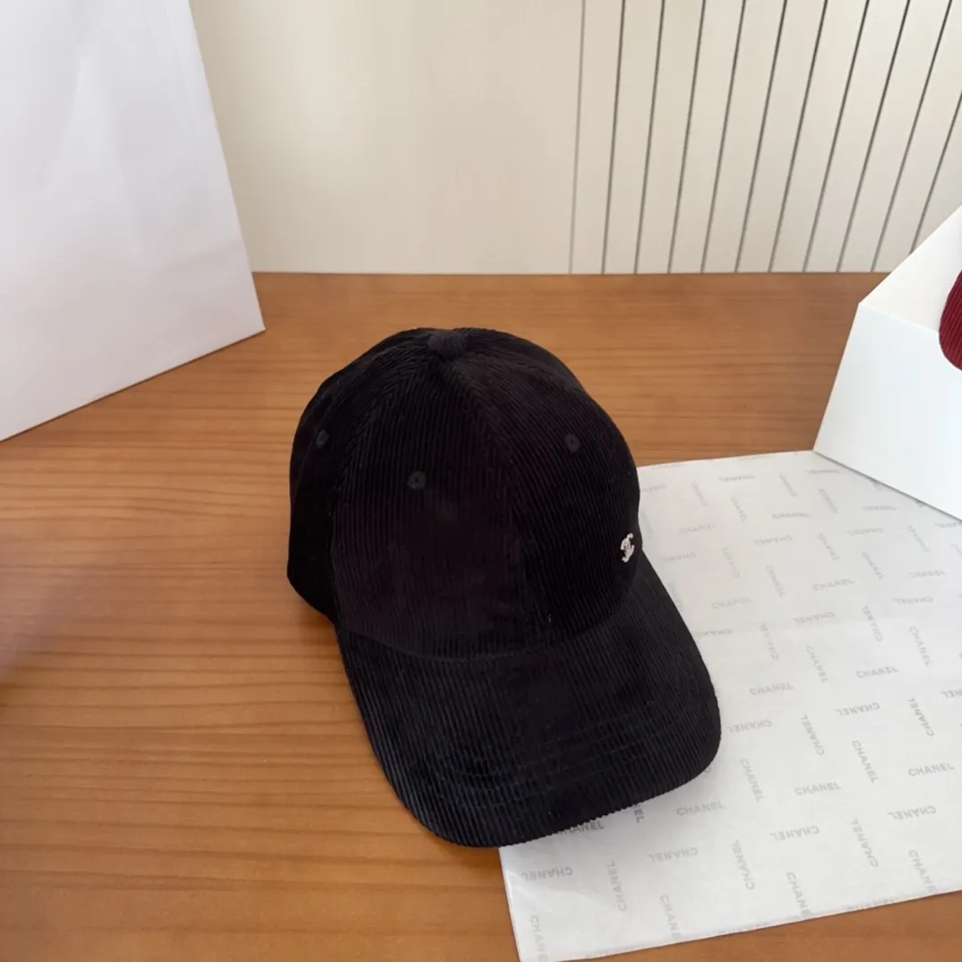 💰70 Chanel new autumn corduroy baseball cap🧢 The colors of the small label are really eye-catching. The soft top design of the entire hat fits perfectly on the head and is very comfortable. The color and texture are relatively retro and very versatile. Highly recommended. A must-have item for everyone✔️✔️